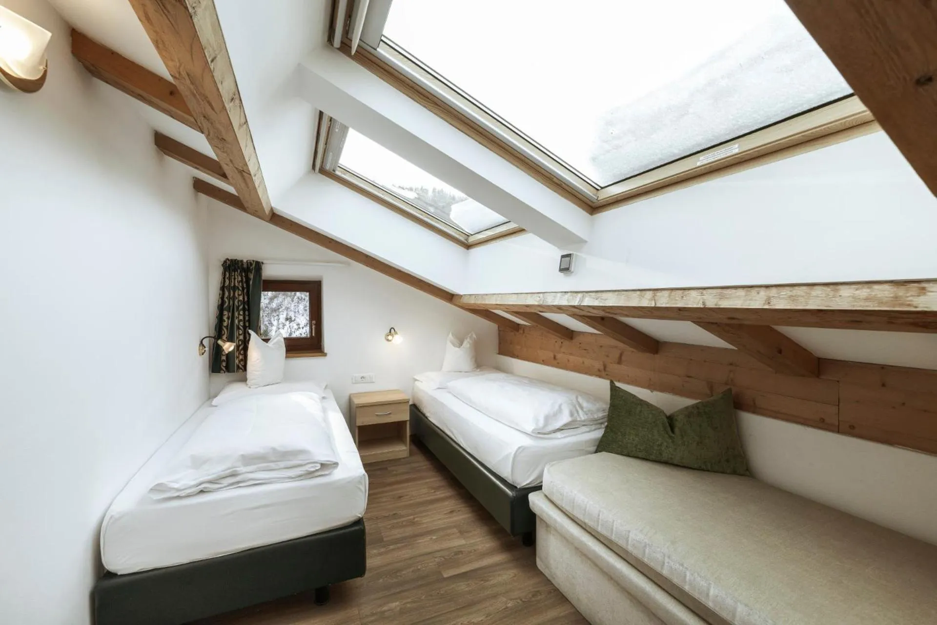 Bed in La Tambra - Residence - Central with Restaurant