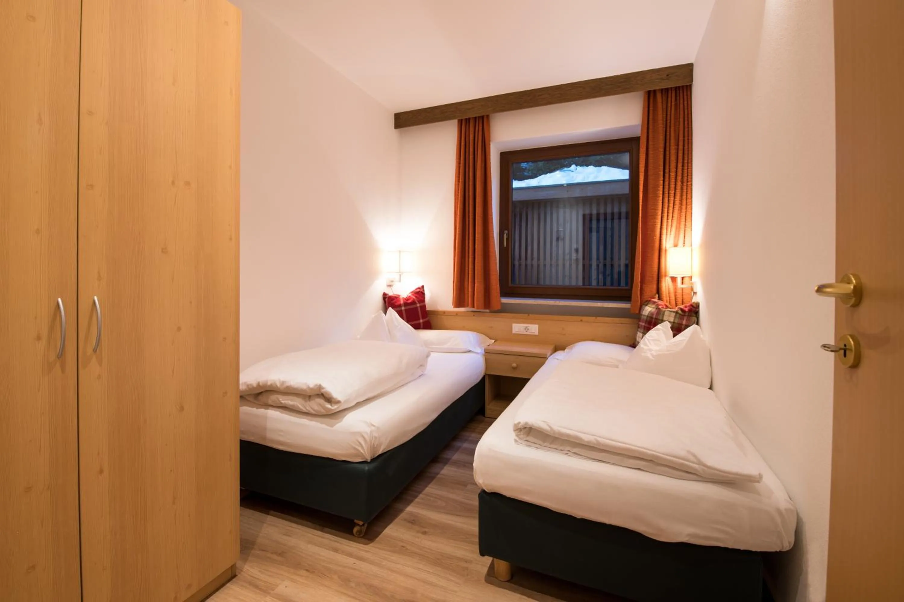 Bed in La Tambra - Residence - Central with Restaurant