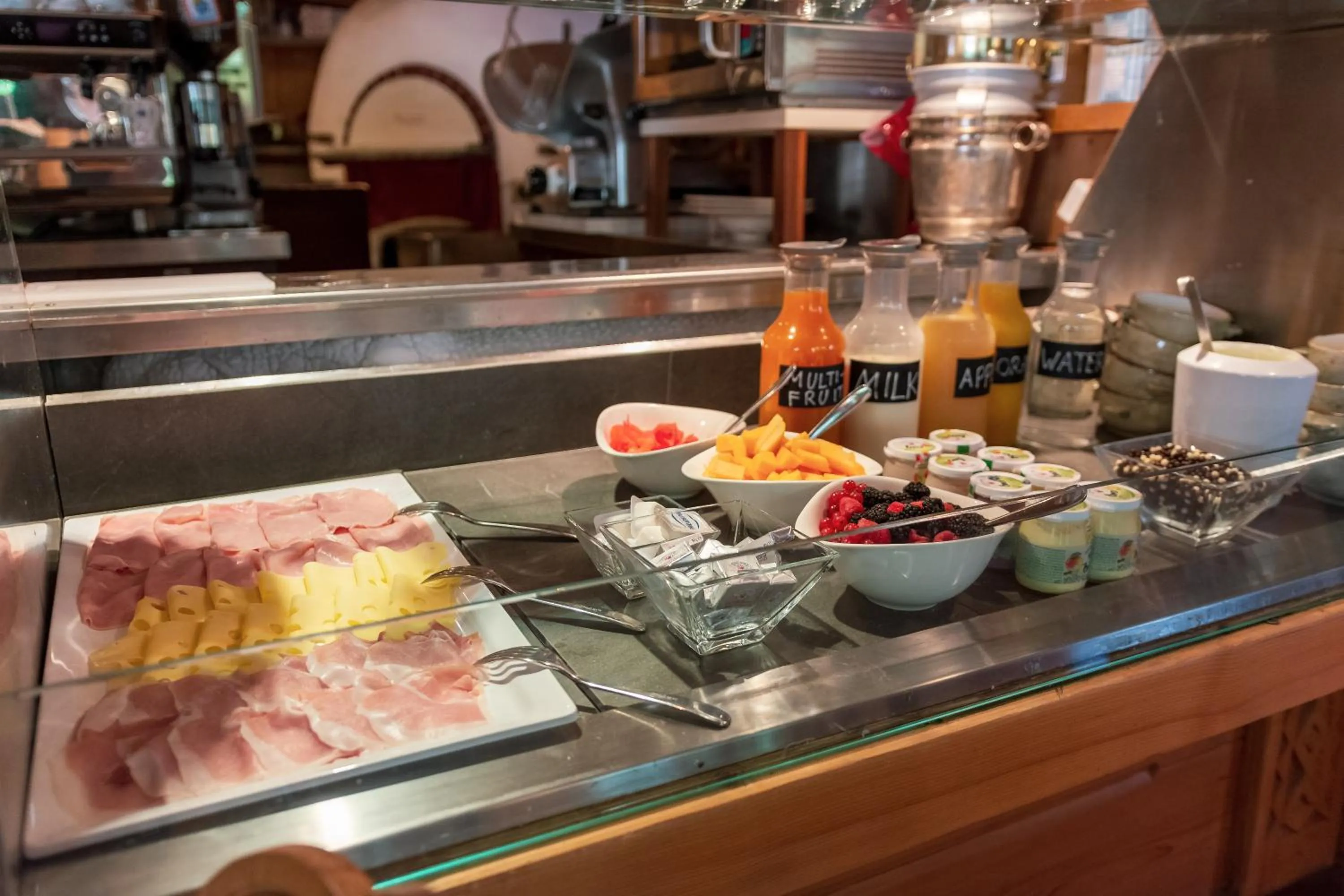 Breakfast in La Tambra - Residence - Central with Restaurant