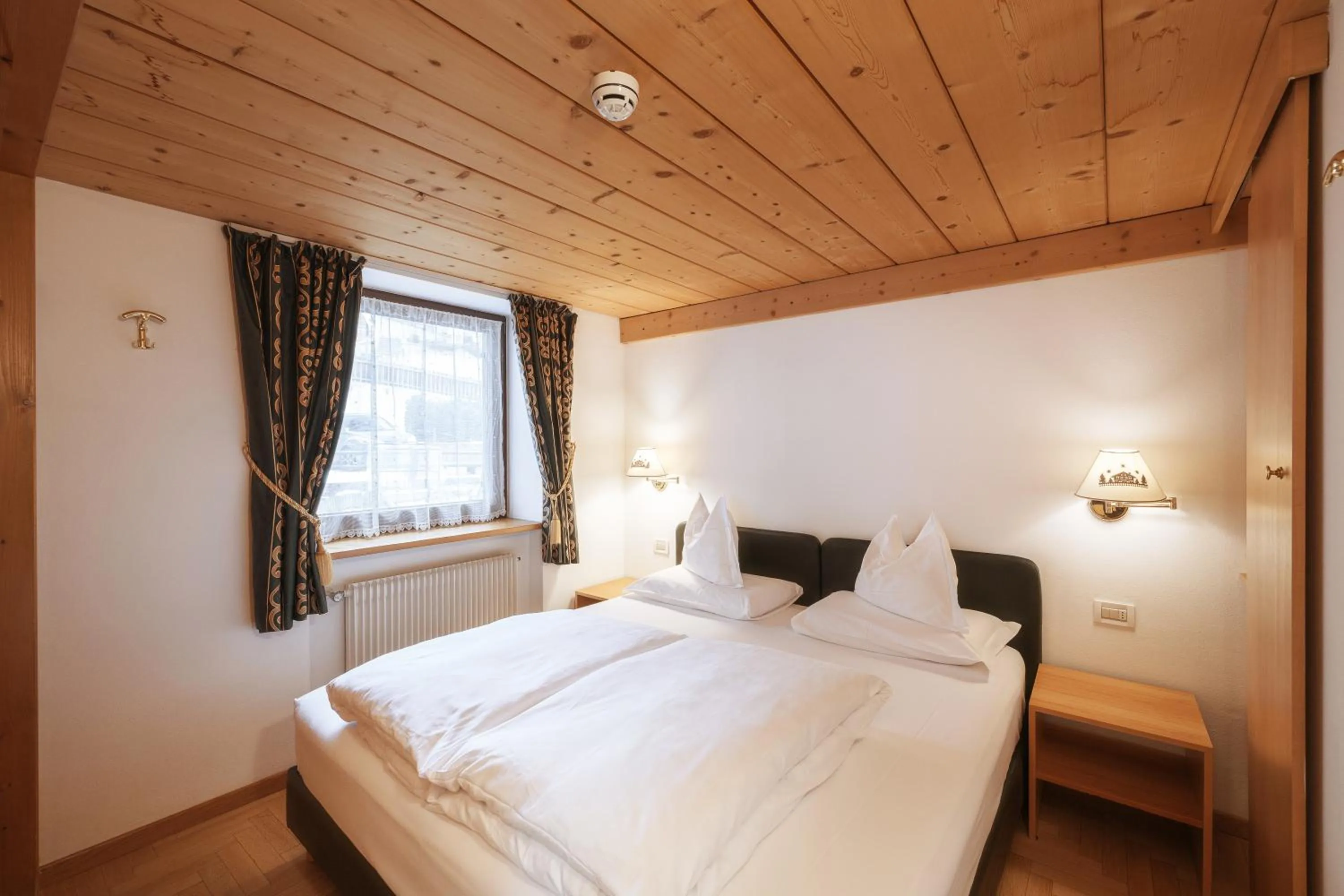 Bed in La Tambra - Residence - Central with Restaurant