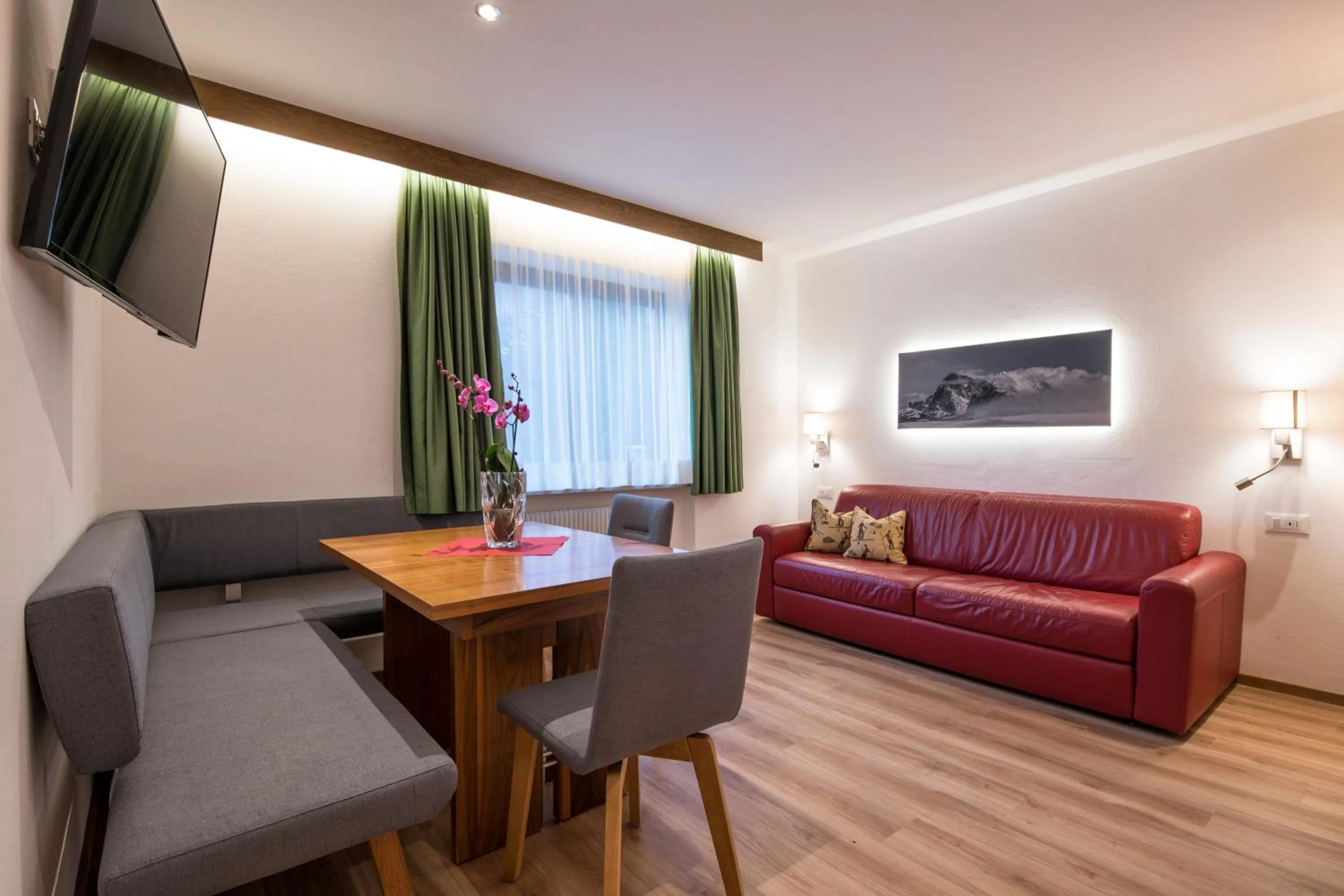 Communal lounge/ TV room in La Tambra - Residence - Central with Restaurant