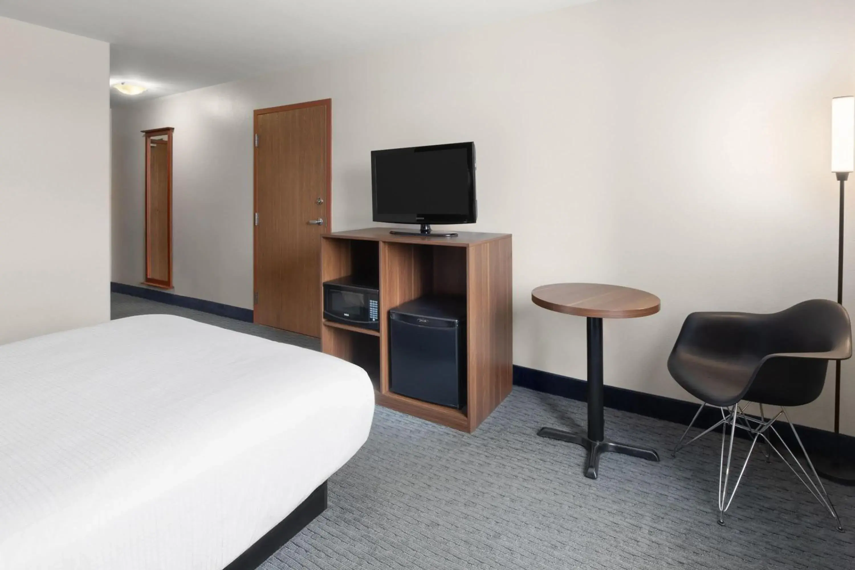 Photo of the whole room, Bed in Super 8 by Wyndham Trois-Rivieres Photo of the whole room, Bed in Super 8 by Wyndham Trois-Rivieres