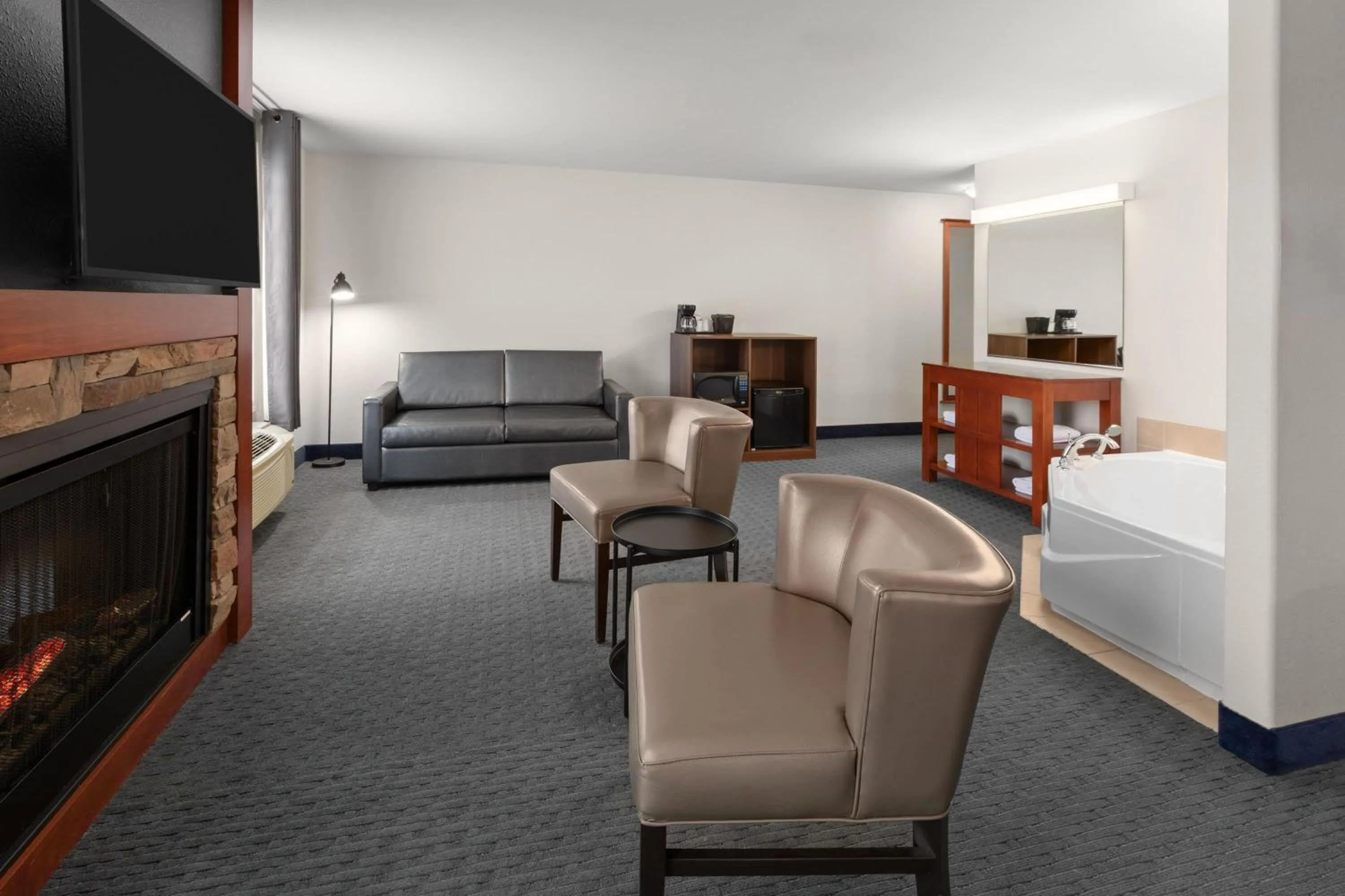 Bath in Super 8 by Wyndham Trois-Rivieres