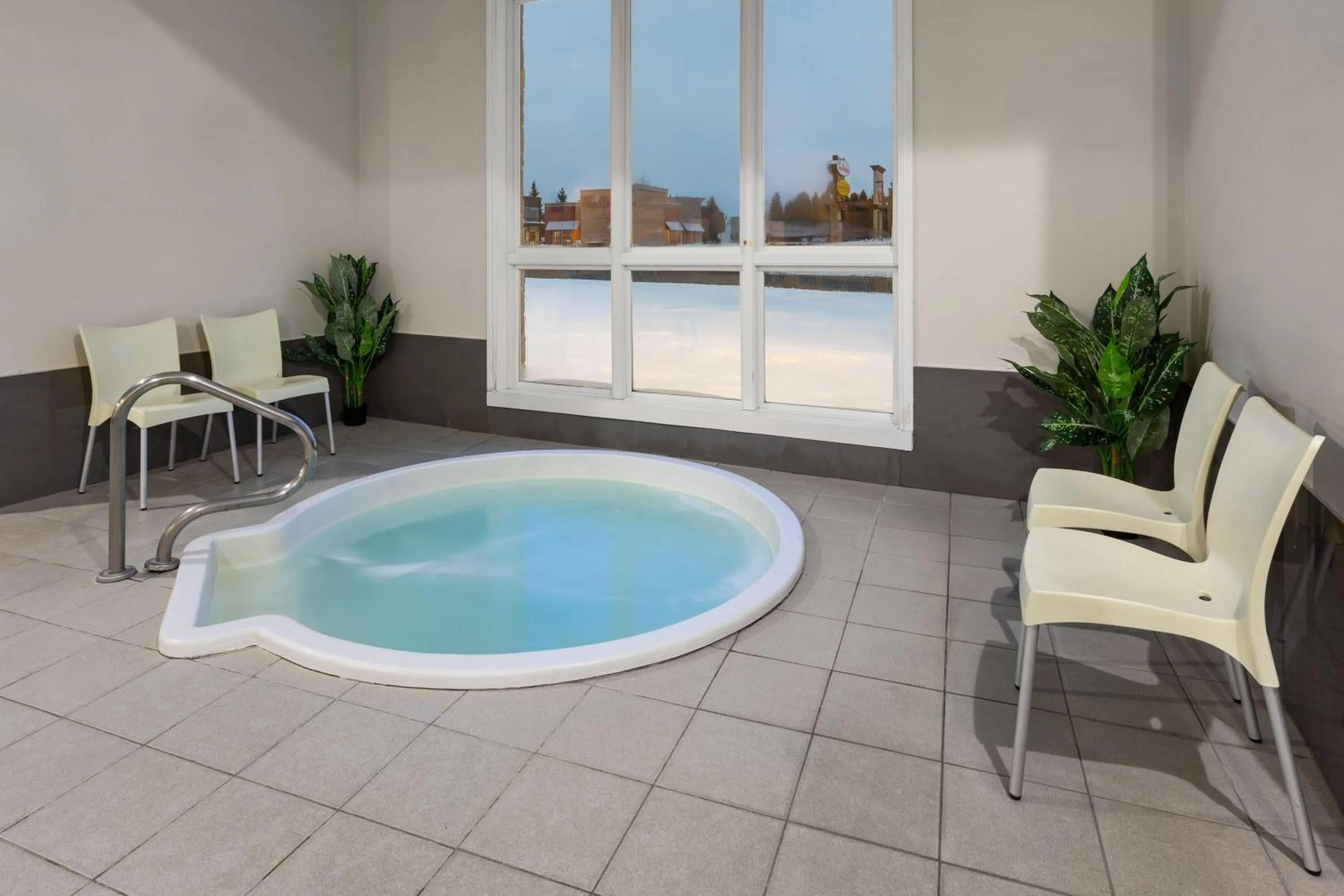 Hot Tub in Super 8 by Wyndham Trois-Rivieres