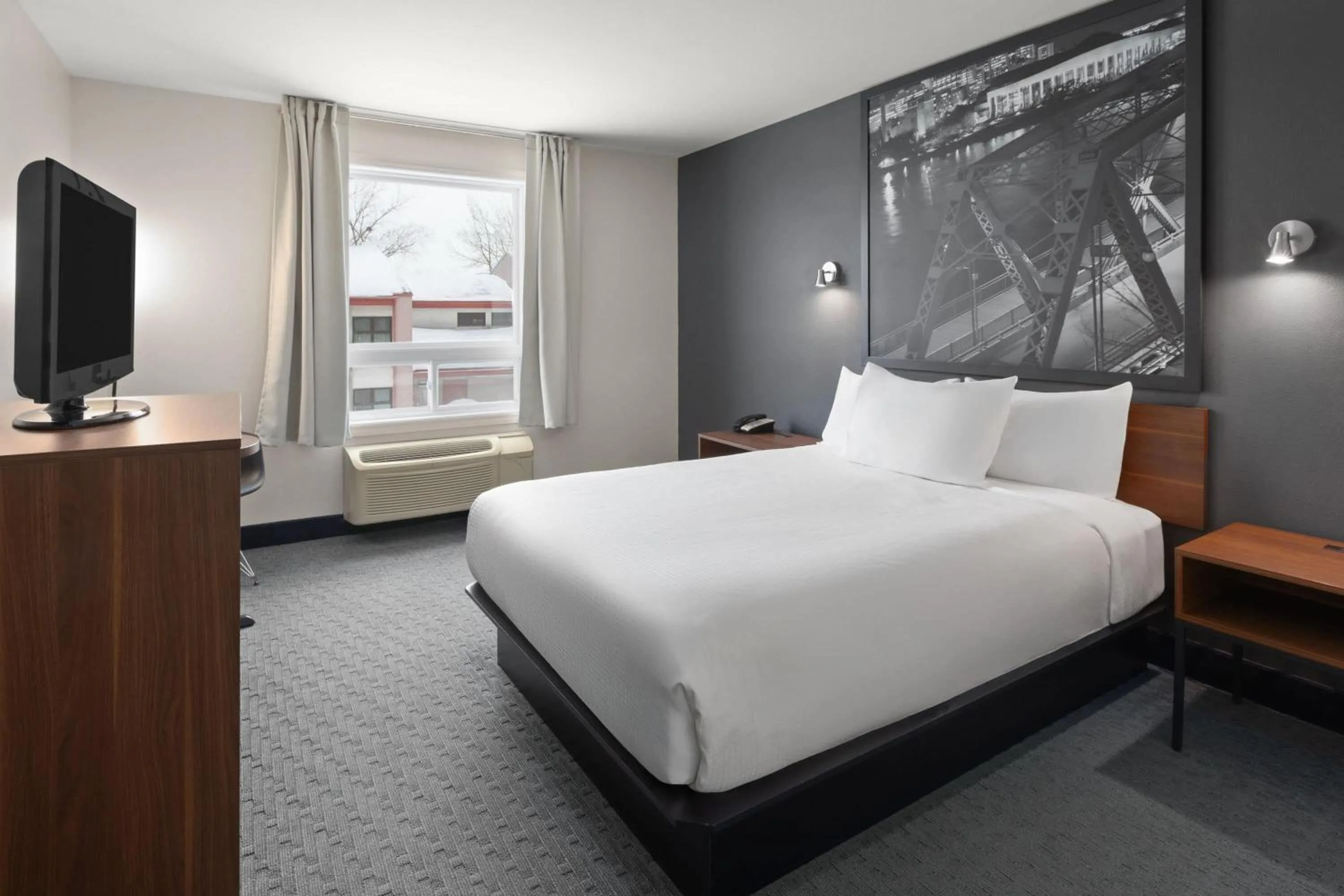 Photo of the whole room, Bed in Super 8 by Wyndham Trois-Rivieres