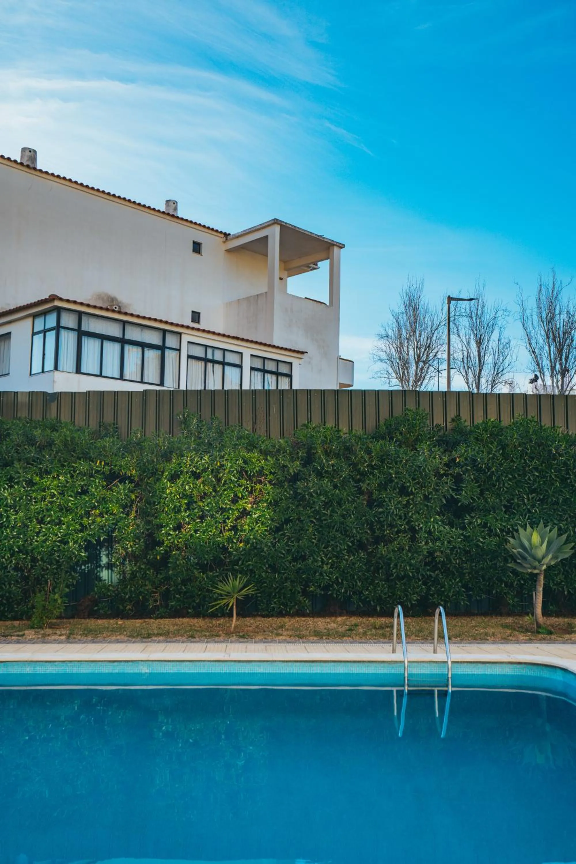 Swimming pool in Eirasol by Umbral