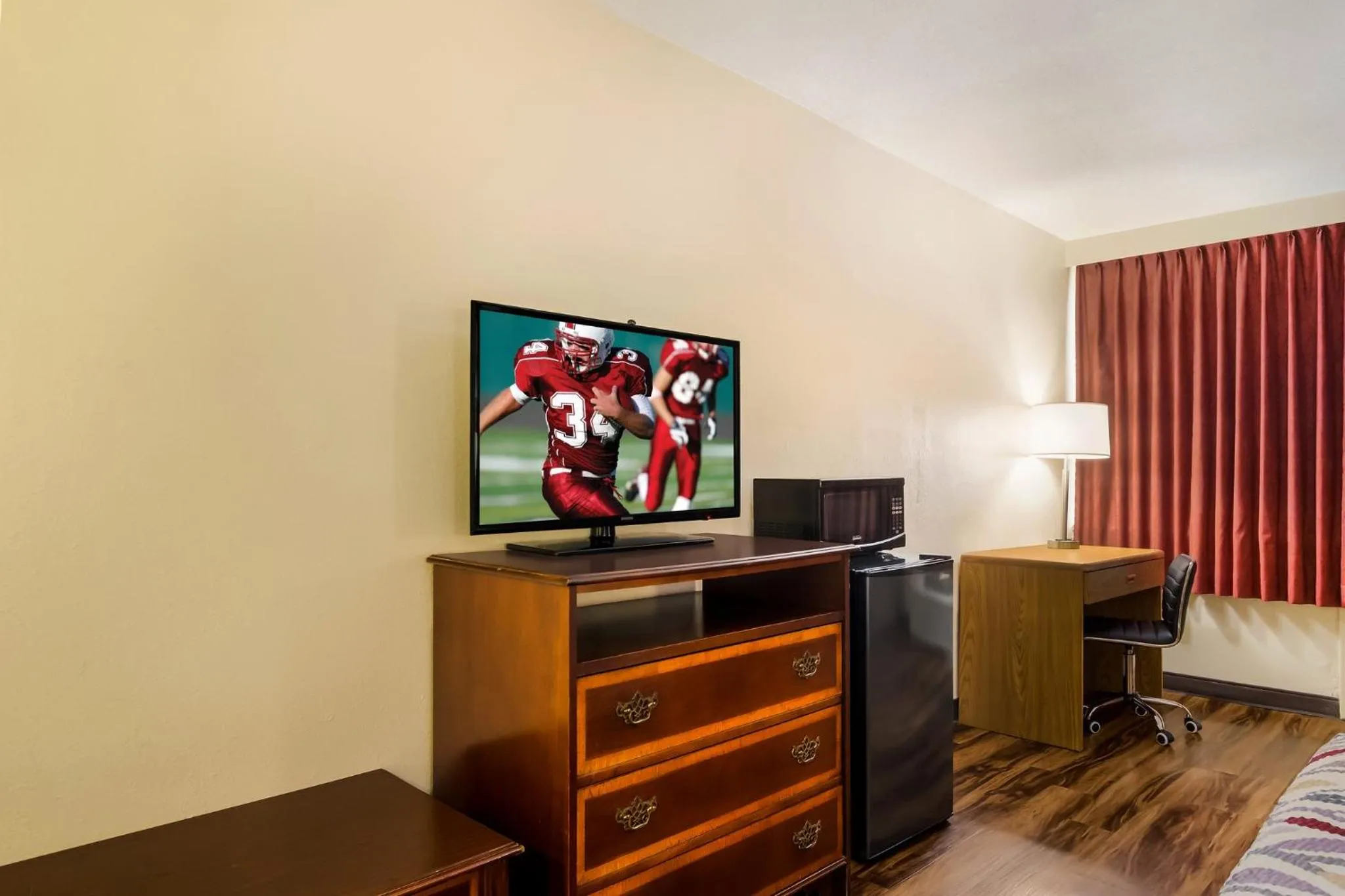 Bedroom in Red Roof Inn Winchester - Lexington East