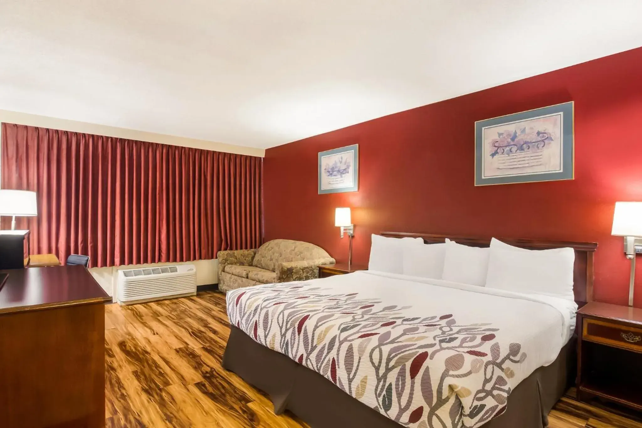 Superior King Room Non-Smoking in Red Roof Inn Winchester - Lexington East Superior King Room Non-Smoking in Red Roof Inn Winchester - Lexington East