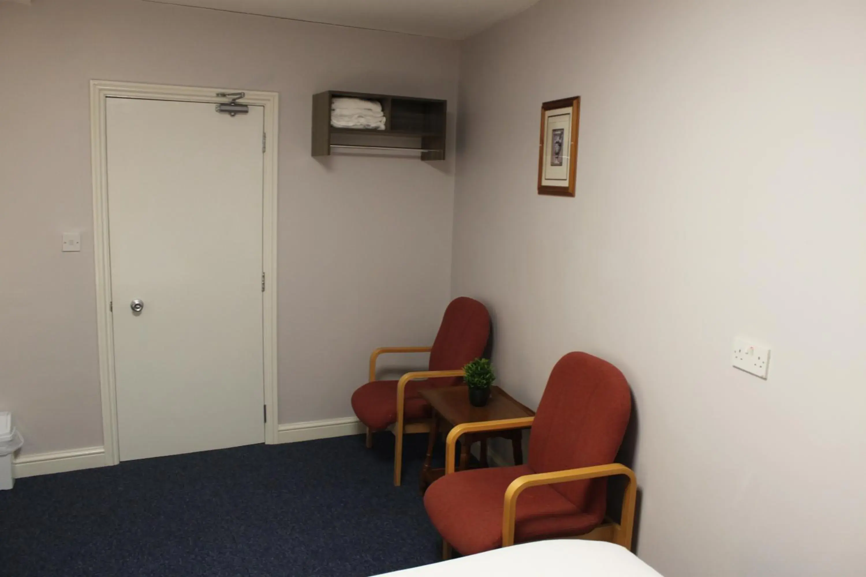 Bedroom, Seating Area in Brookside Lodge