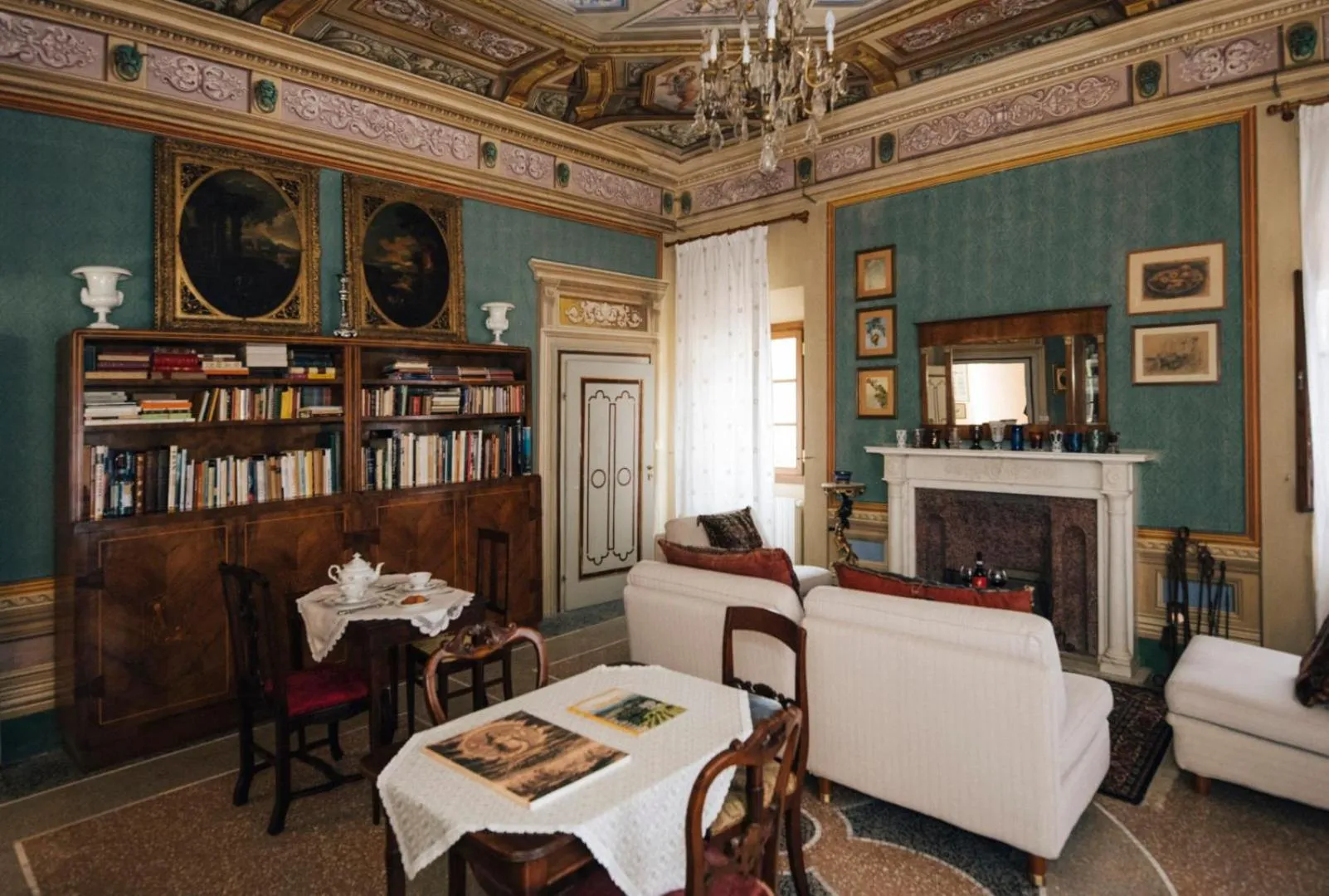 Communal lounge/ TV room in Villa Moris bed and breakfast