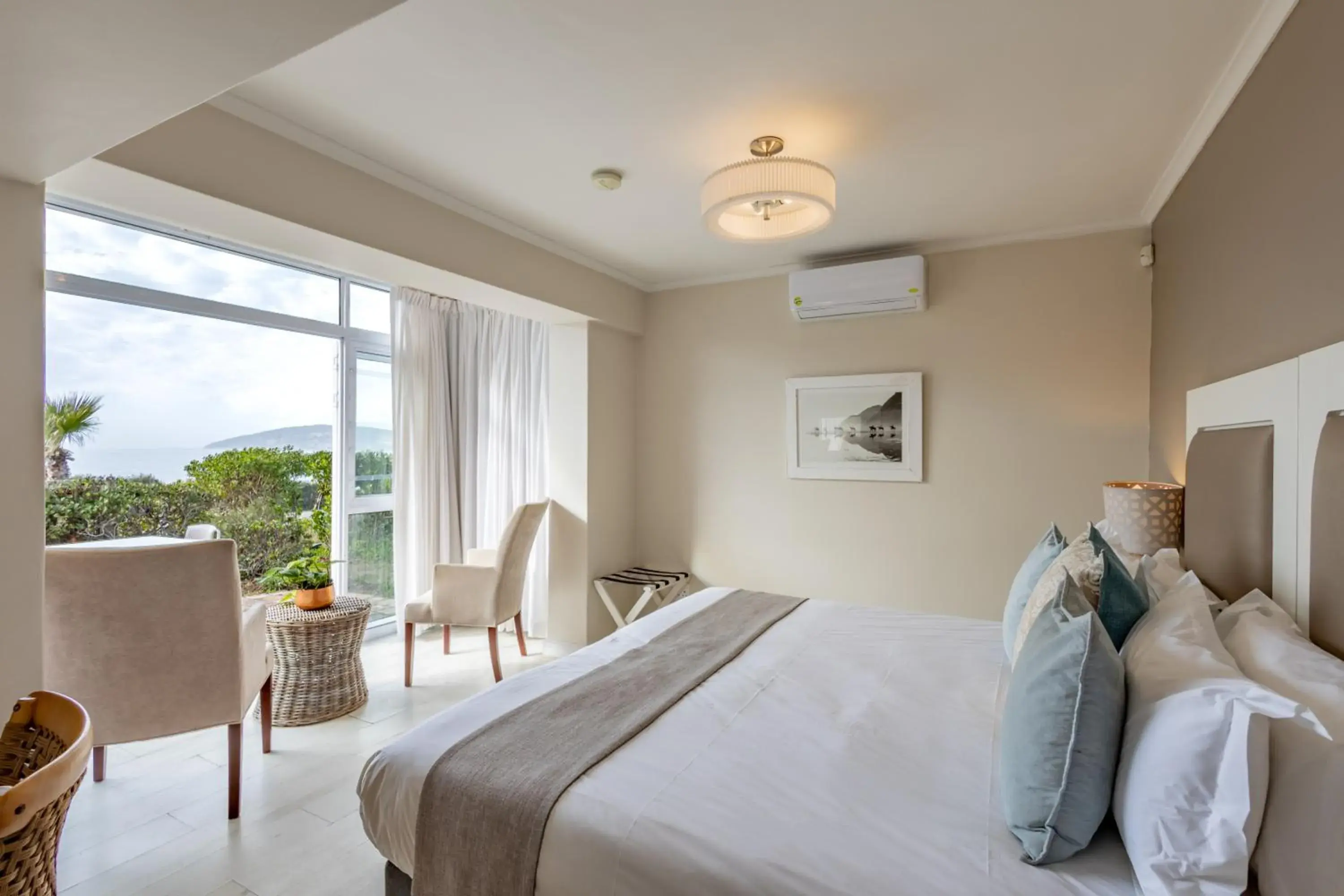 Luxury Suite with Balcony in The Robberg Beach Lodge - Lion Roars Hotels & Lodges Luxury Suite with Balcony in The Robberg Beach Lodge - Lion Roars Hotels & Lodges