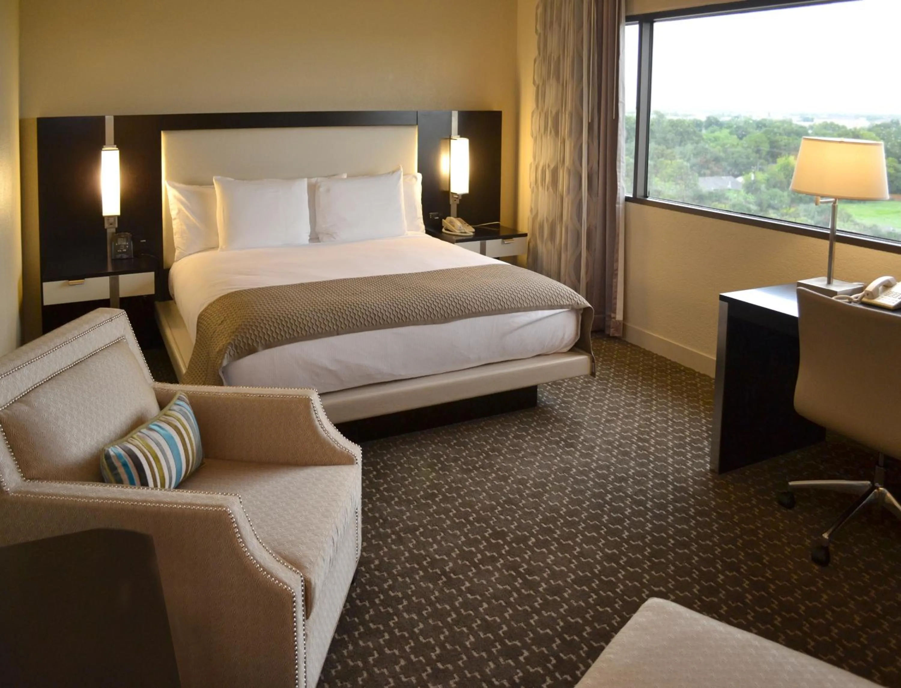 Bed in DoubleTree by Hilton Hotel Houston Hobby Airport