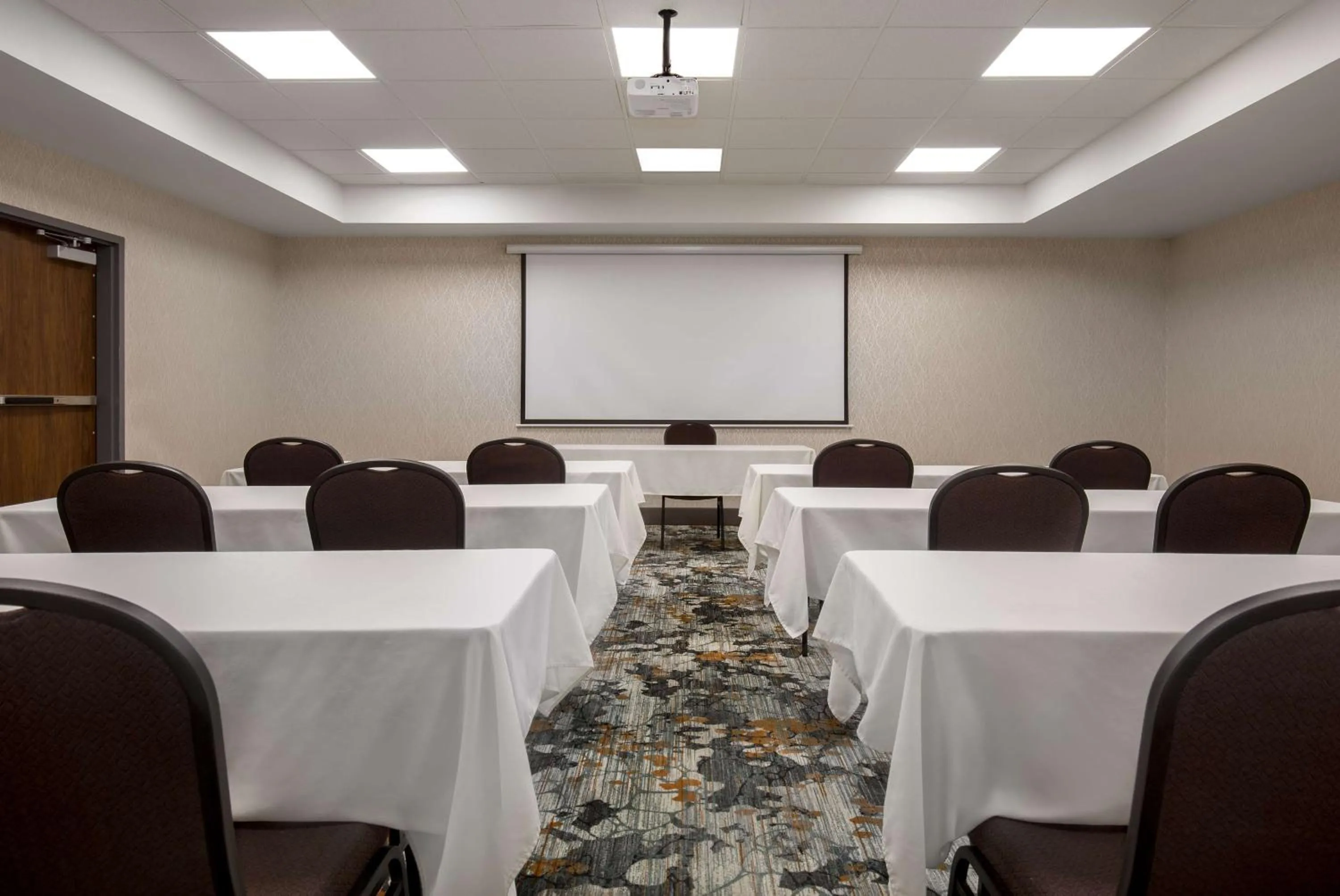 Meeting/conference room in Hampton Inn by Hilton Brampton - Toronto