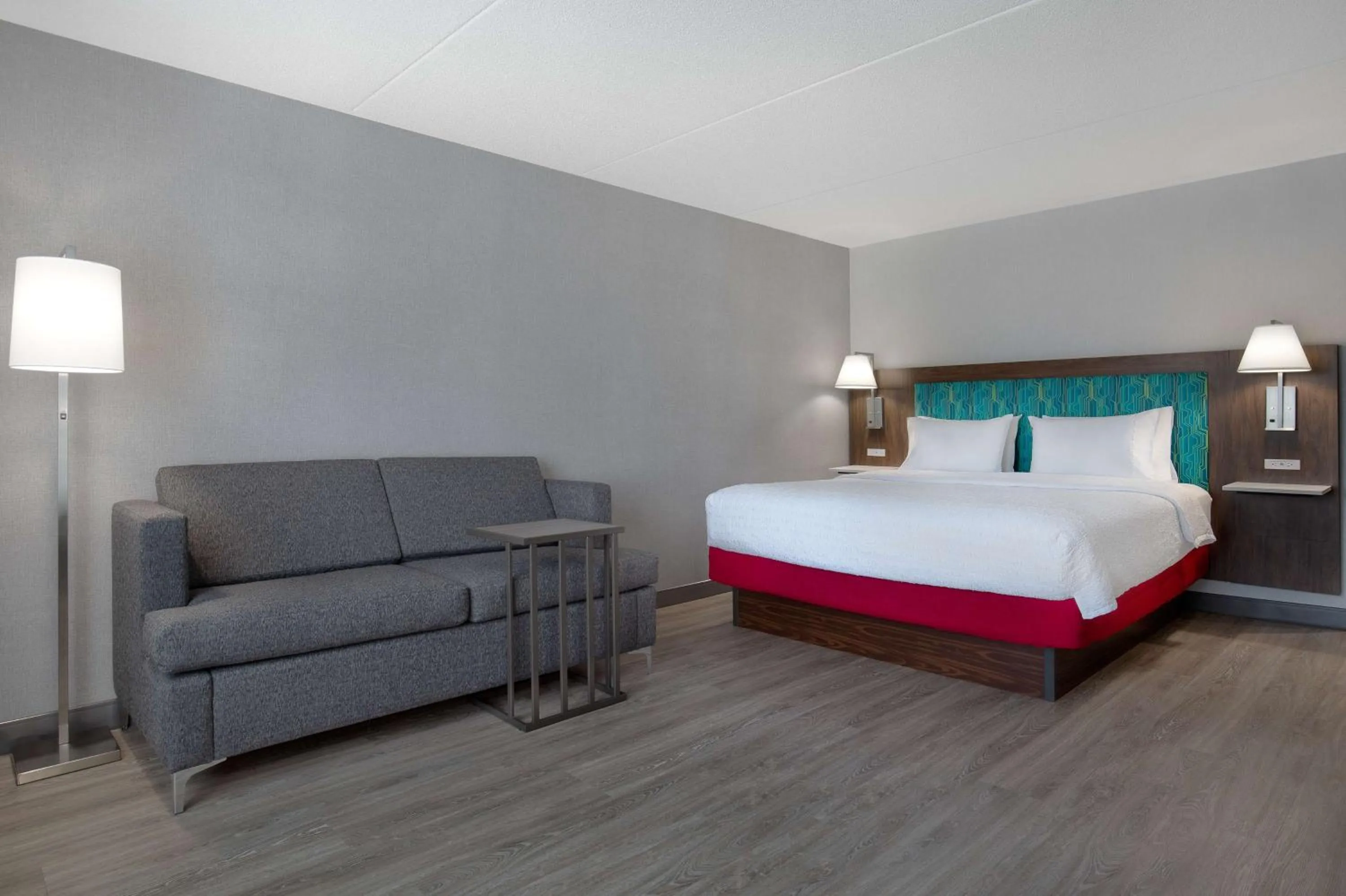 Living room, Bed in Hampton Inn by Hilton Brampton - Toronto