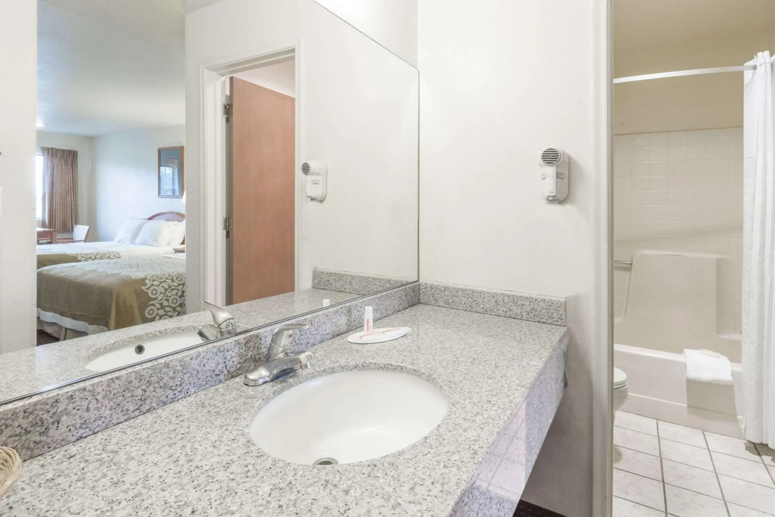 Photo of the whole room, Bed in Days Inn by Wyndham Willcox Photo of the whole room, Bed in Days Inn by Wyndham Willcox