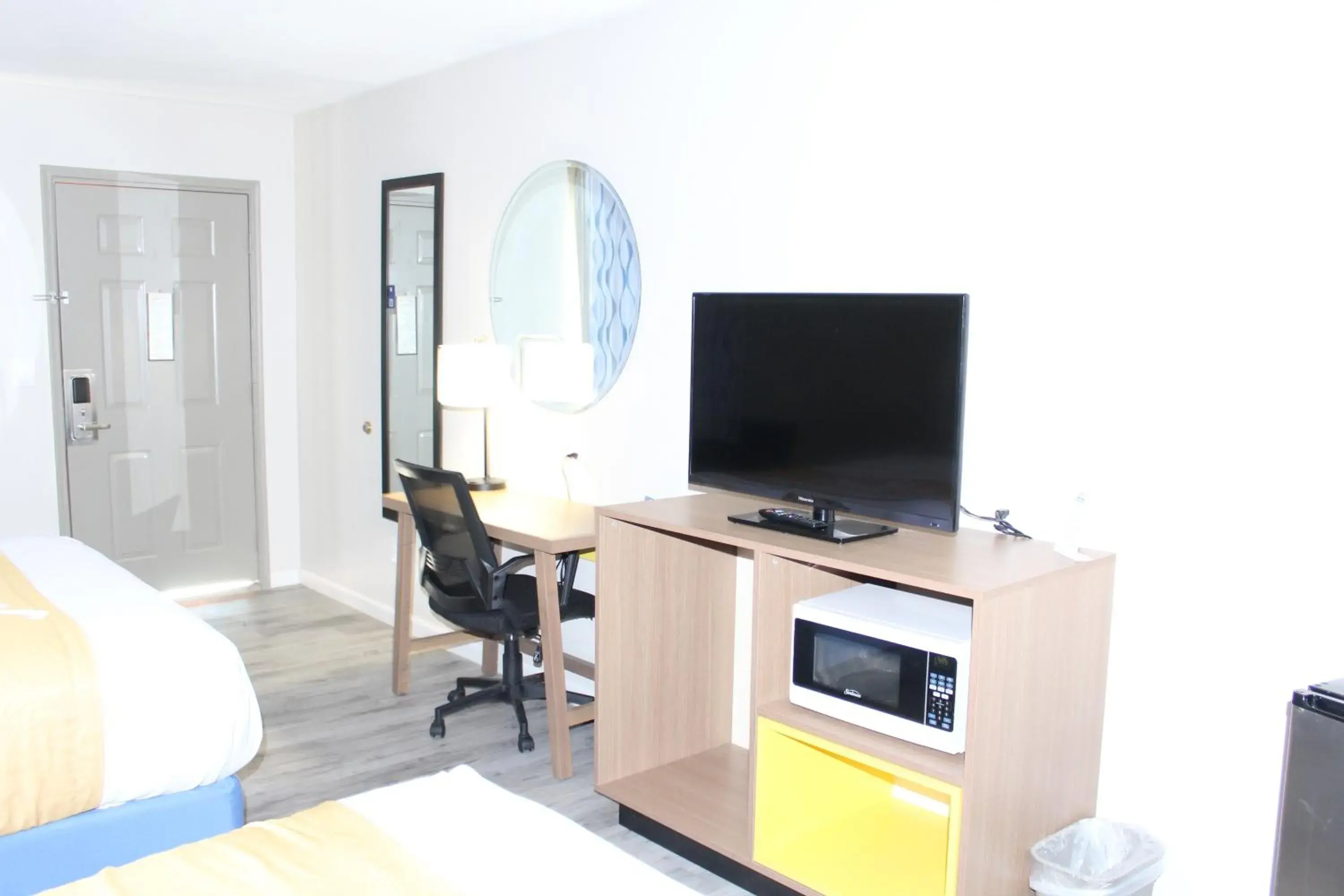 TV and multimedia, Bed in Days Inn by Wyndham Willcox TV and multimedia, Bed in Days Inn by Wyndham Willcox