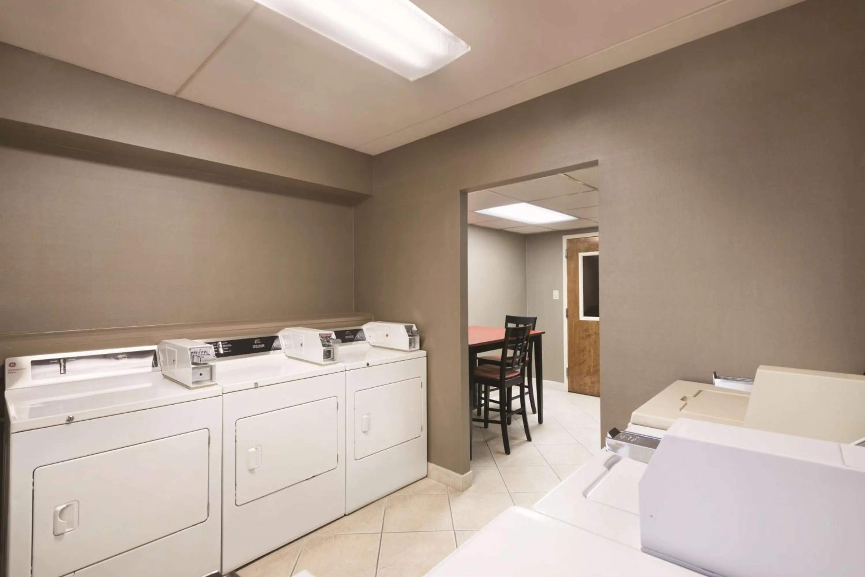 laundry, Bed in Hyatt House - Charlotte Airport