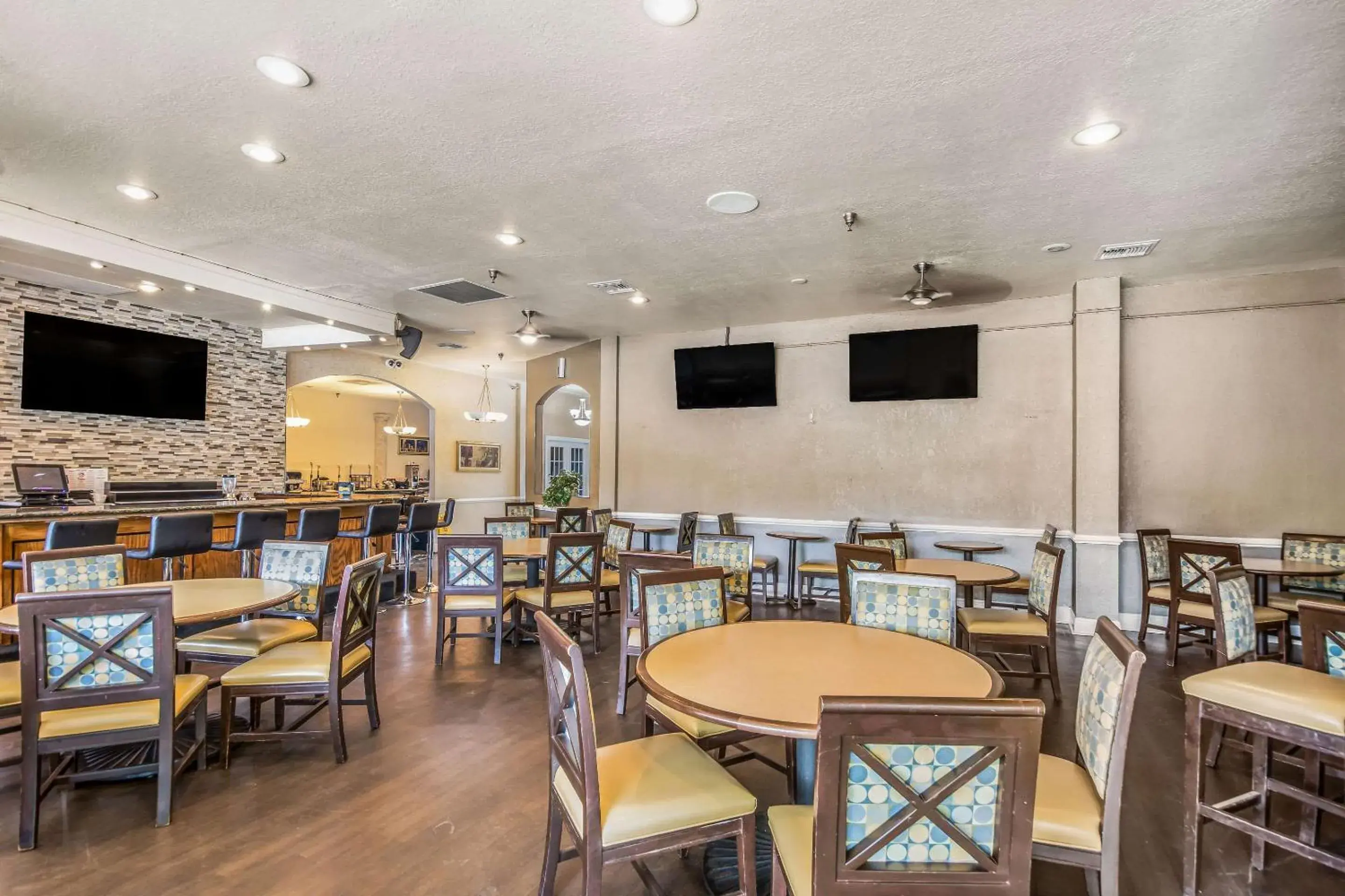 Restaurant/places to eat in Clarion Inn & Suites Central Clearwater Beach Restaurant/places to eat in Clarion Inn & Suites Central Clearwater Beach