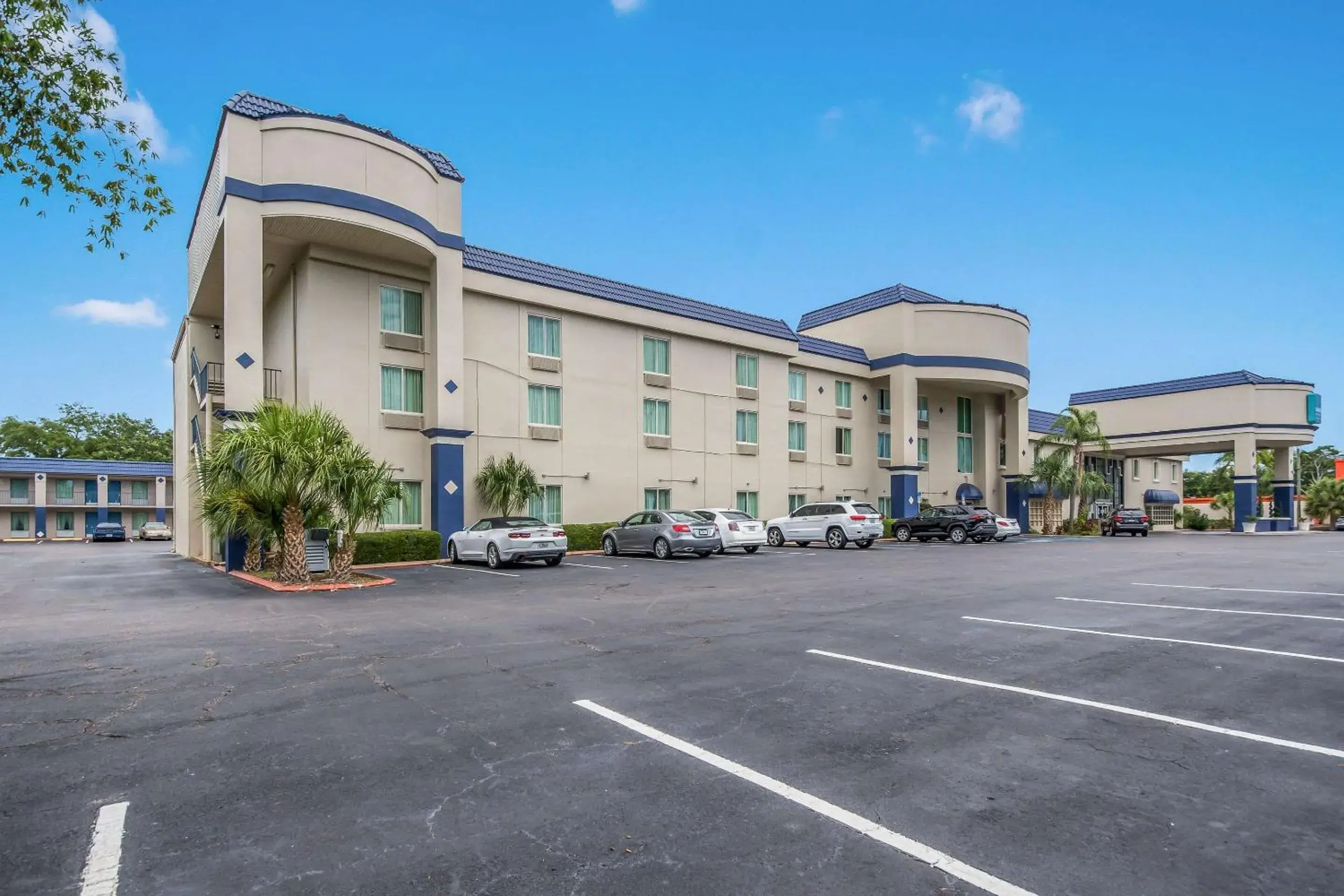 Property building in Clarion Inn & Suites Central Clearwater Beach Property building in Clarion Inn & Suites Central Clearwater Beach