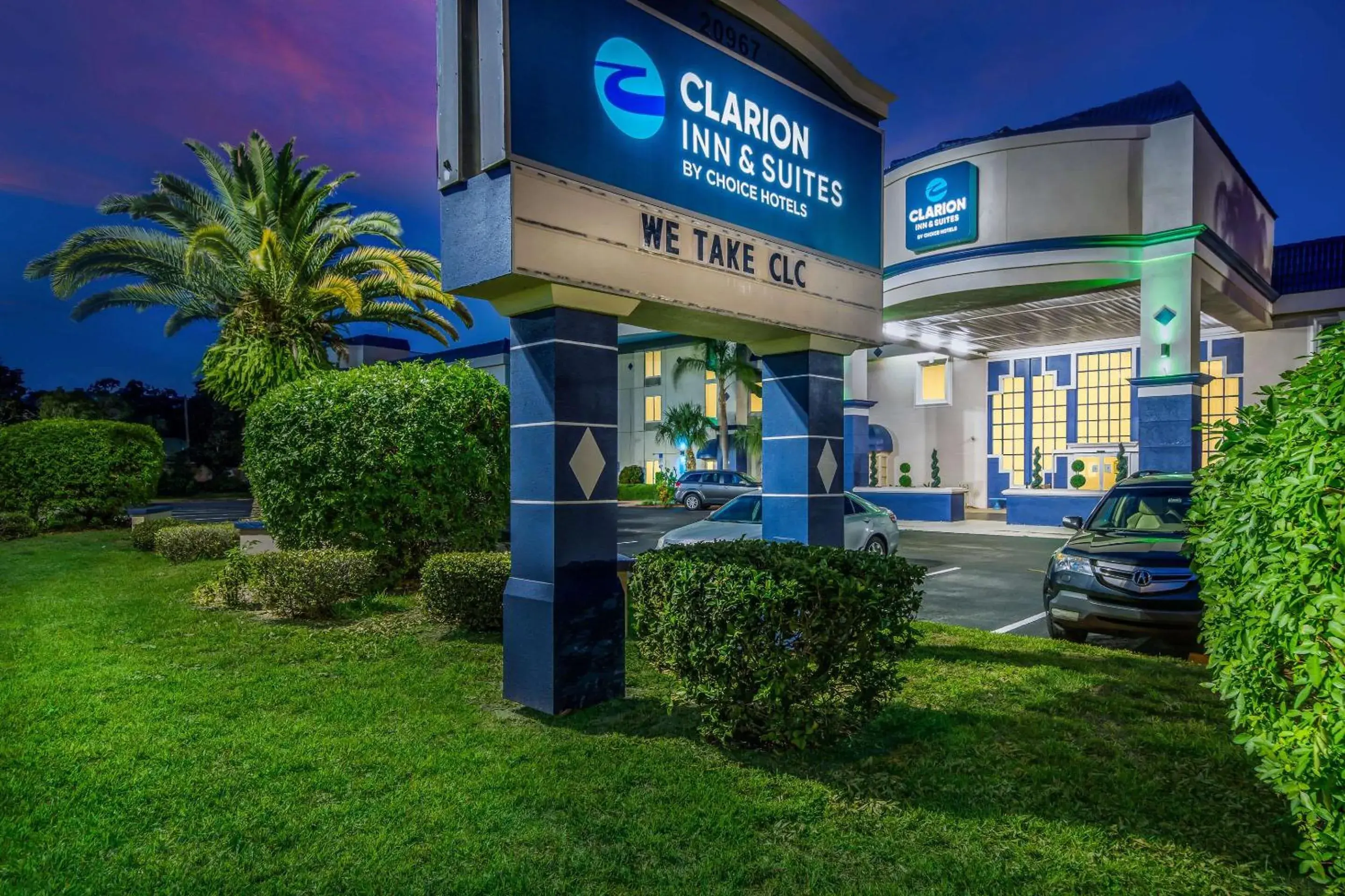 Property building in Clarion Inn & Suites Central Clearwater Beach Property building in Clarion Inn & Suites Central Clearwater Beach