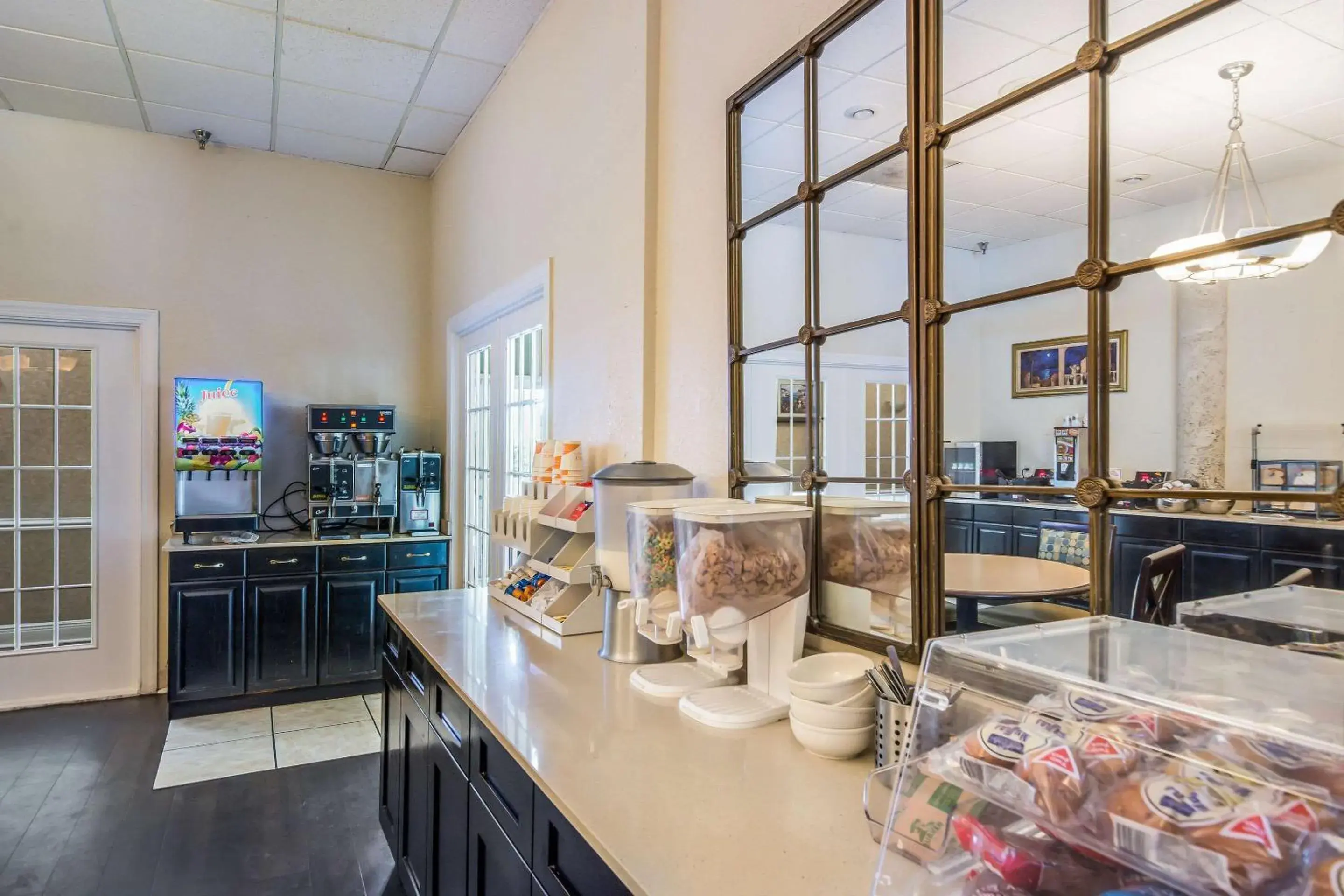 Restaurant/places to eat in Clarion Inn & Suites Central Clearwater Beach Restaurant/places to eat in Clarion Inn & Suites Central Clearwater Beach