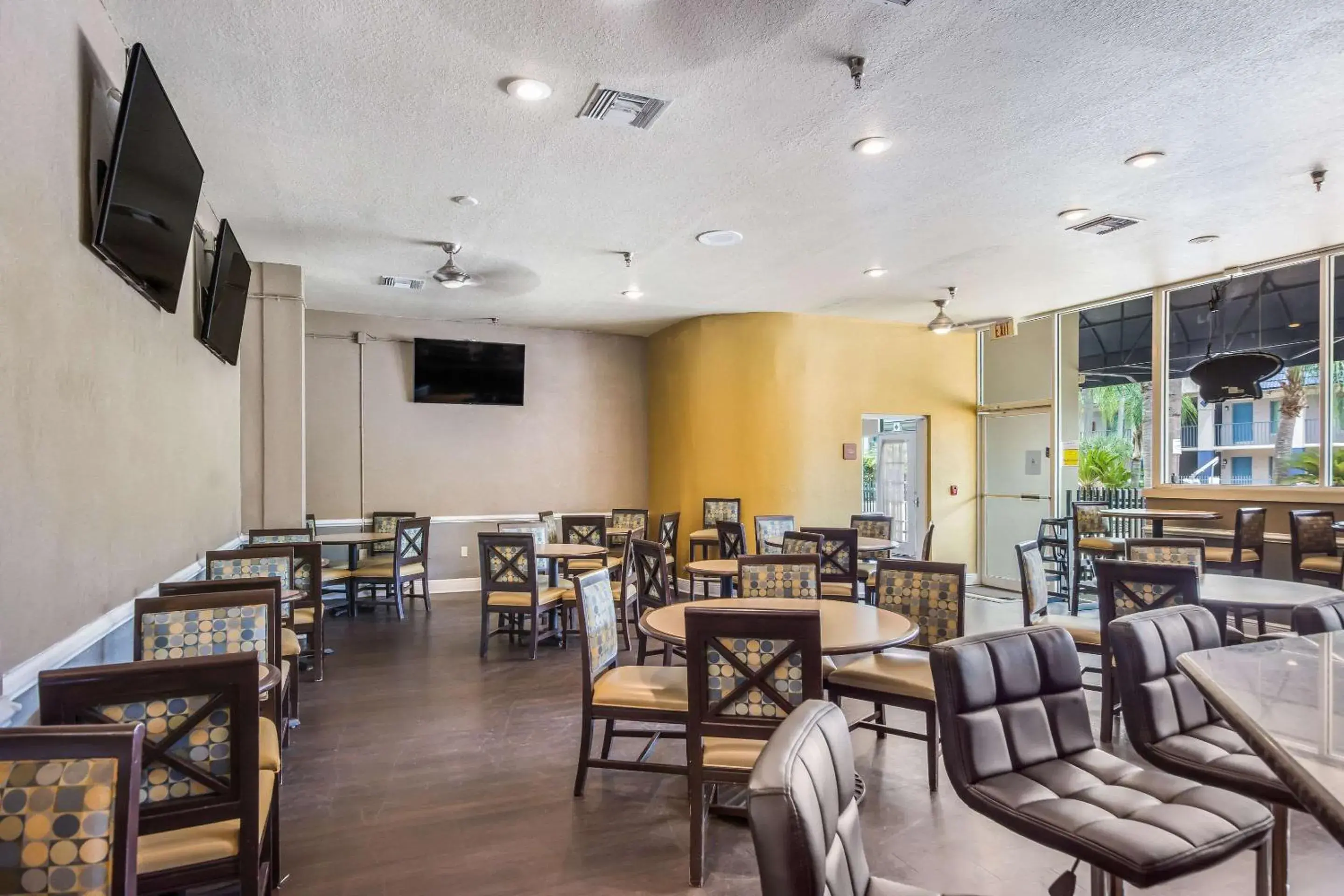 Restaurant/places to eat in Clarion Inn & Suites Central Clearwater Beach Restaurant/places to eat in Clarion Inn & Suites Central Clearwater Beach