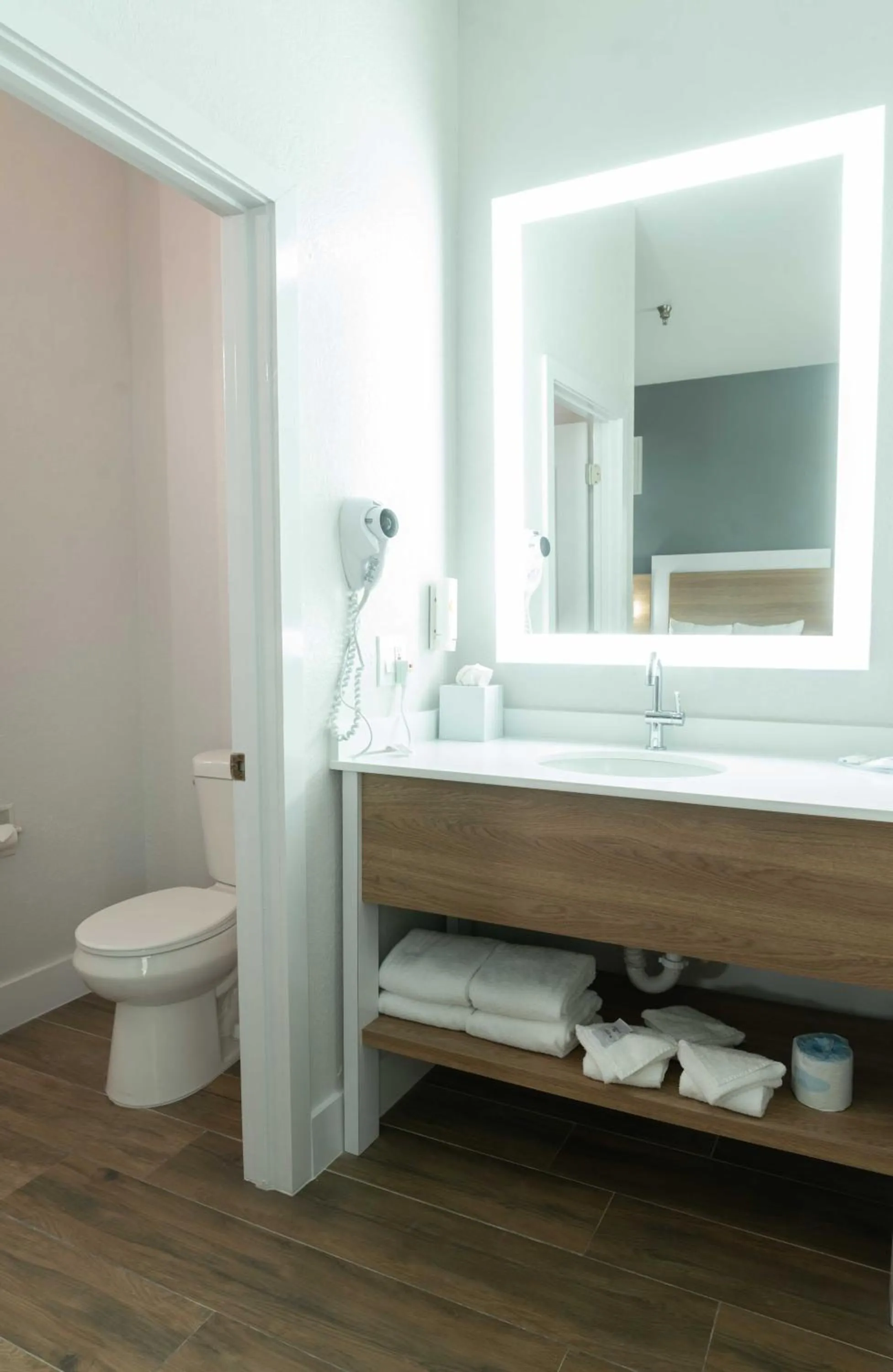 Clarion Inn & Suites Central Clearwater Beach