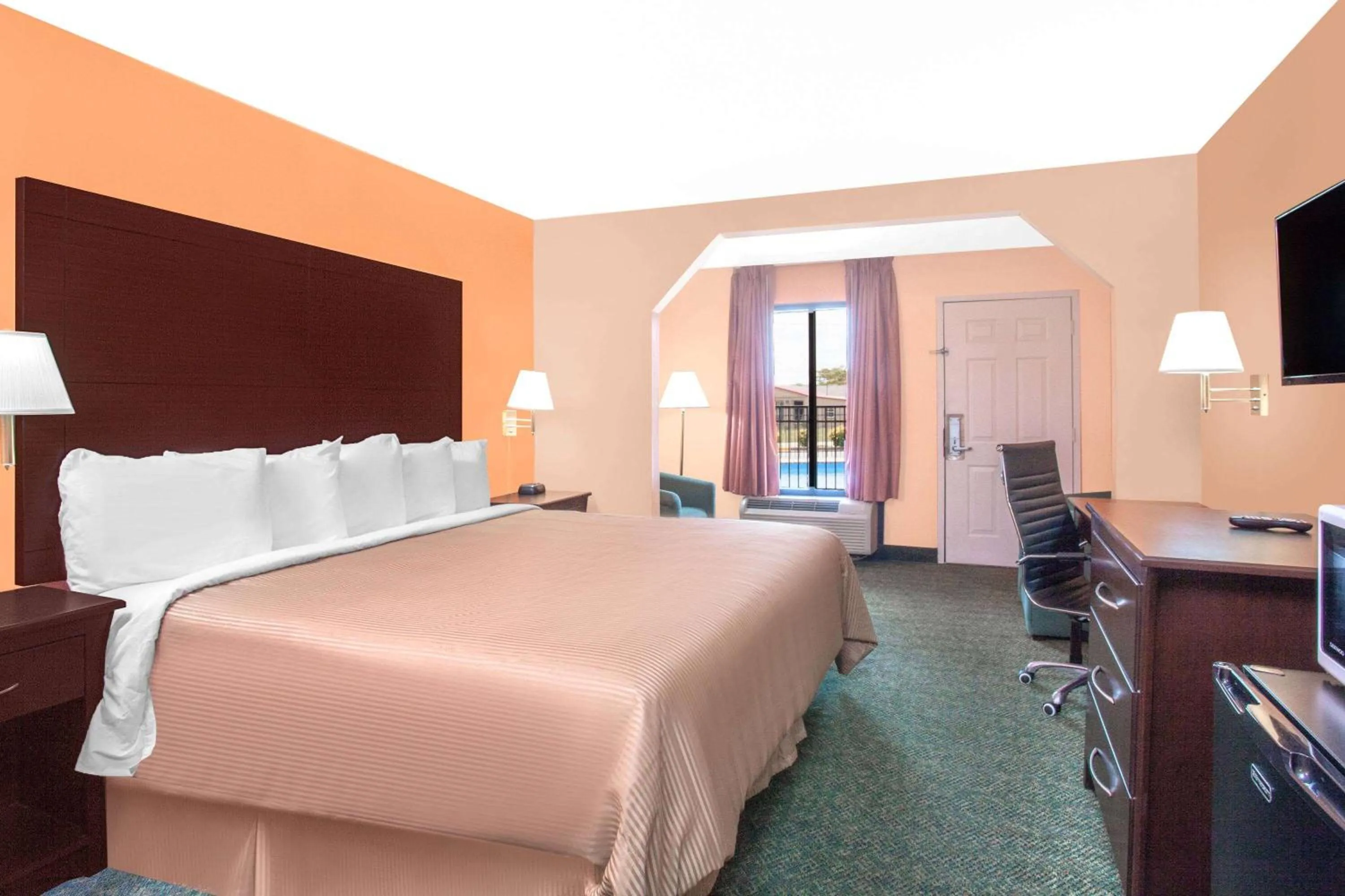 Photo of the whole room, Bed in Days Inn by Wyndham Moulton