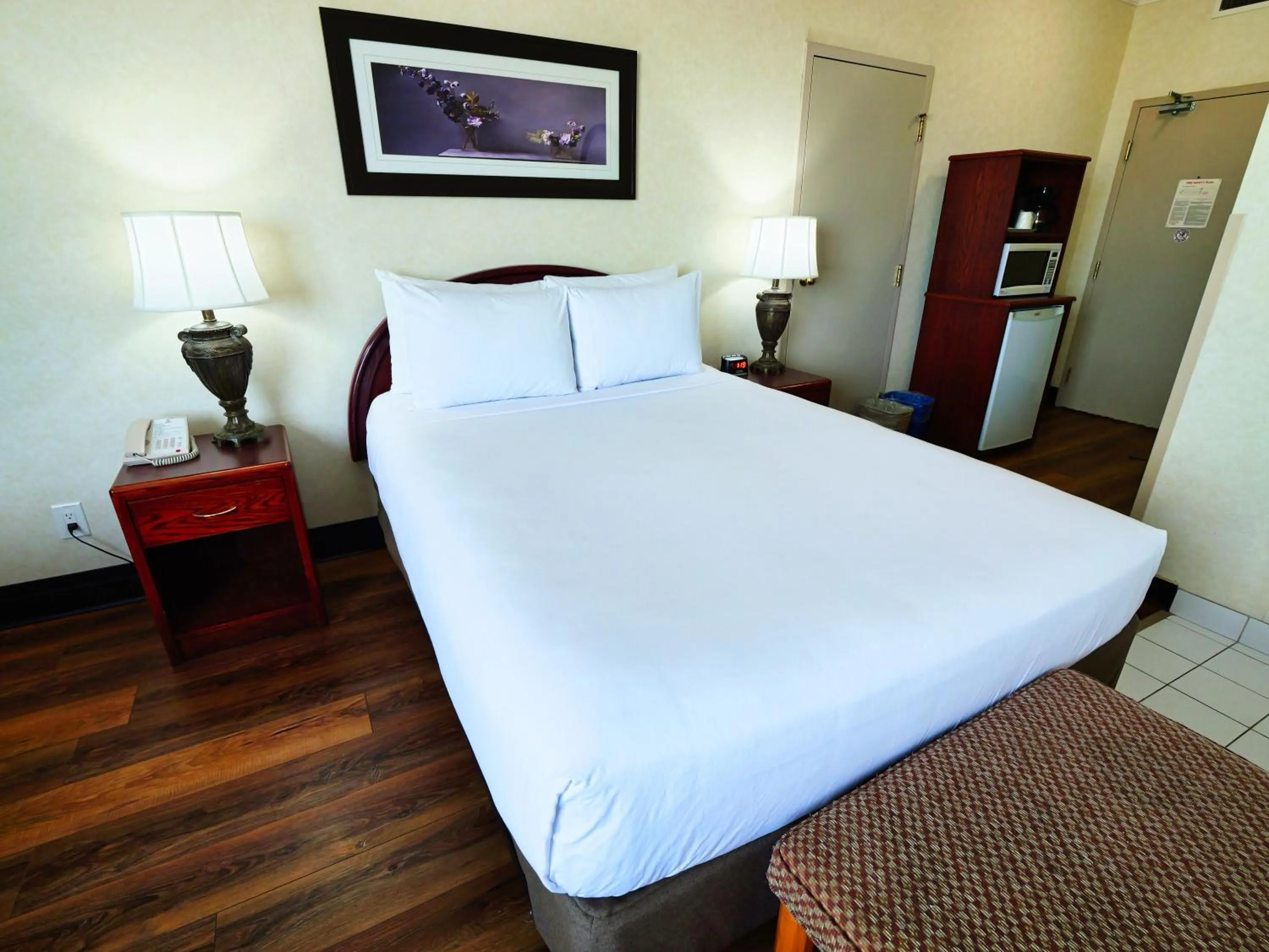 Bed in Continental Inn & Suites