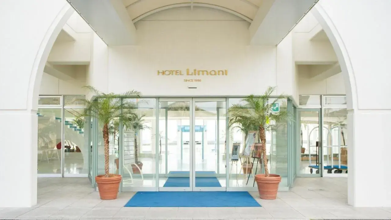 Facade/entrance in Hotel Limani Facade/entrance in Hotel Limani