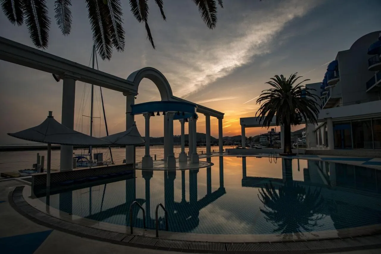 Swimming pool in Hotel Limani