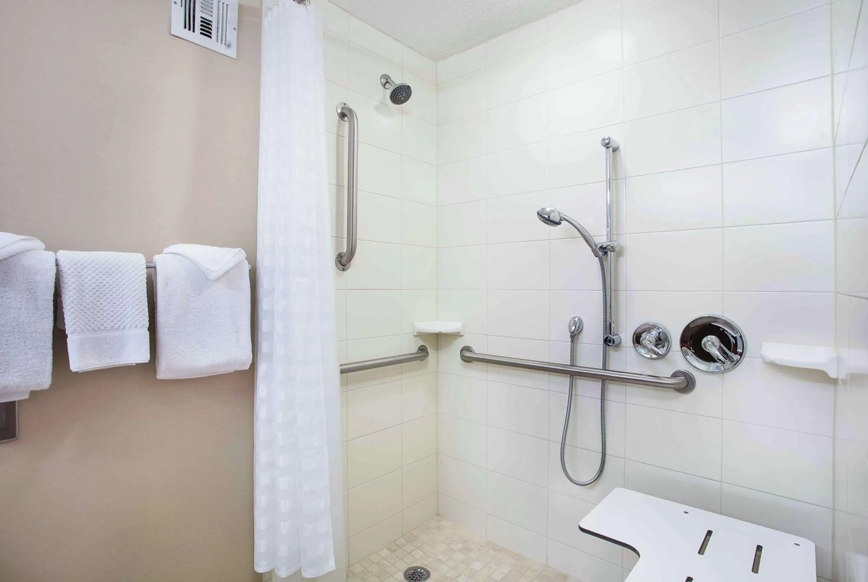 Bathroom in Embassy Suites Lexington