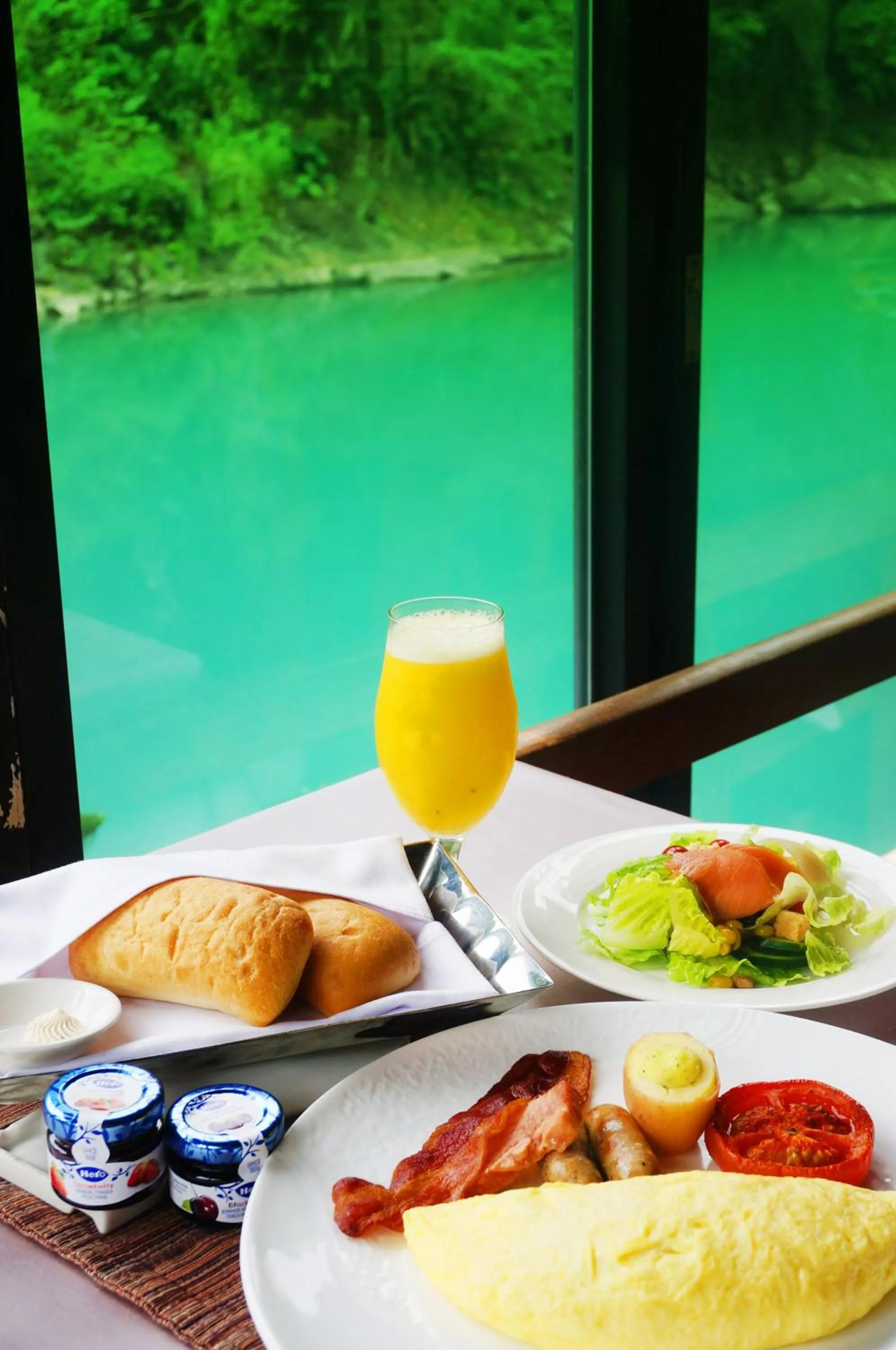 Food and drinks in Volando Urai Spring Spa & Resort