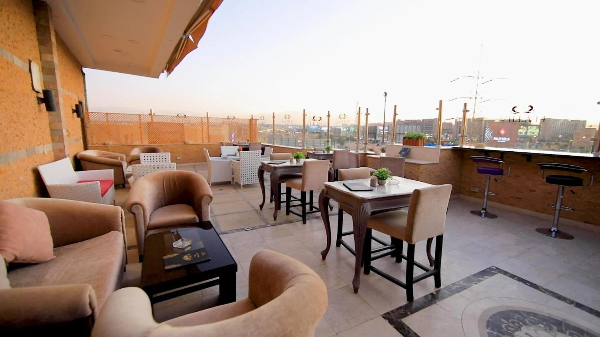 Restaurant/places to eat in Villa 14 Suites