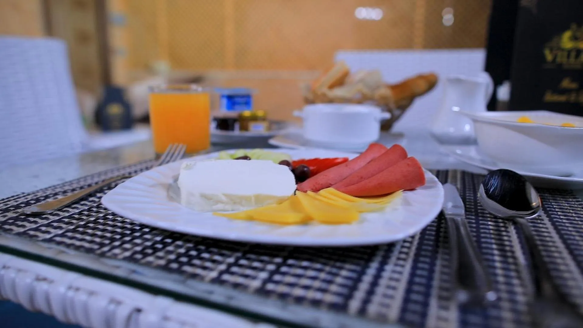 Restaurant/places to eat in Villa 14 Suites