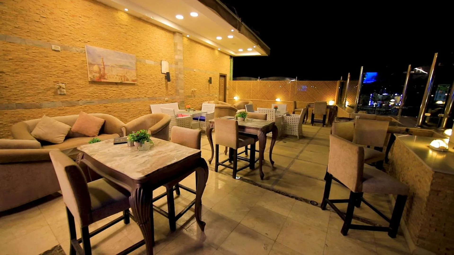 Restaurant/places to eat in Villa 14 Suites