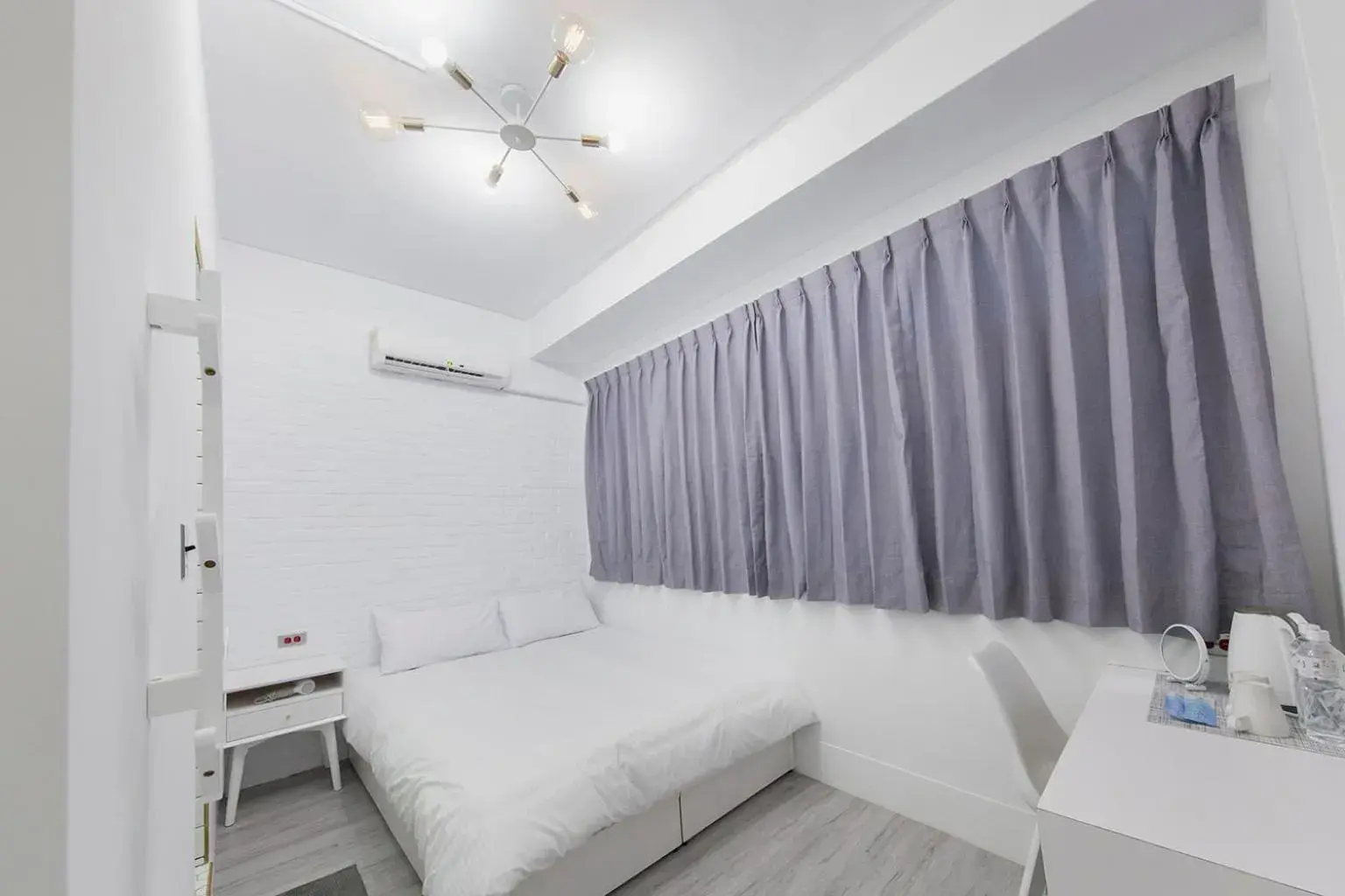 Bed in Slow Inn Bed in Slow Inn