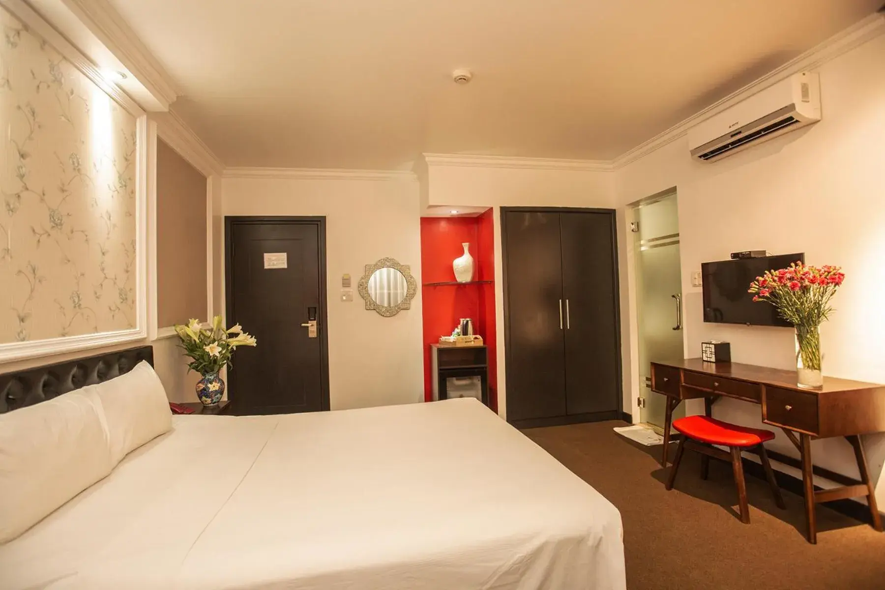 TV and multimedia, Bed in Dinh Hotel TV and multimedia, Bed in Dinh Hotel