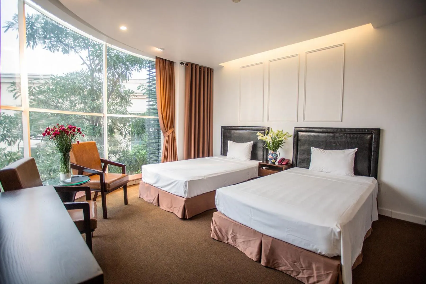 Shower, Bed in Dinh Hotel