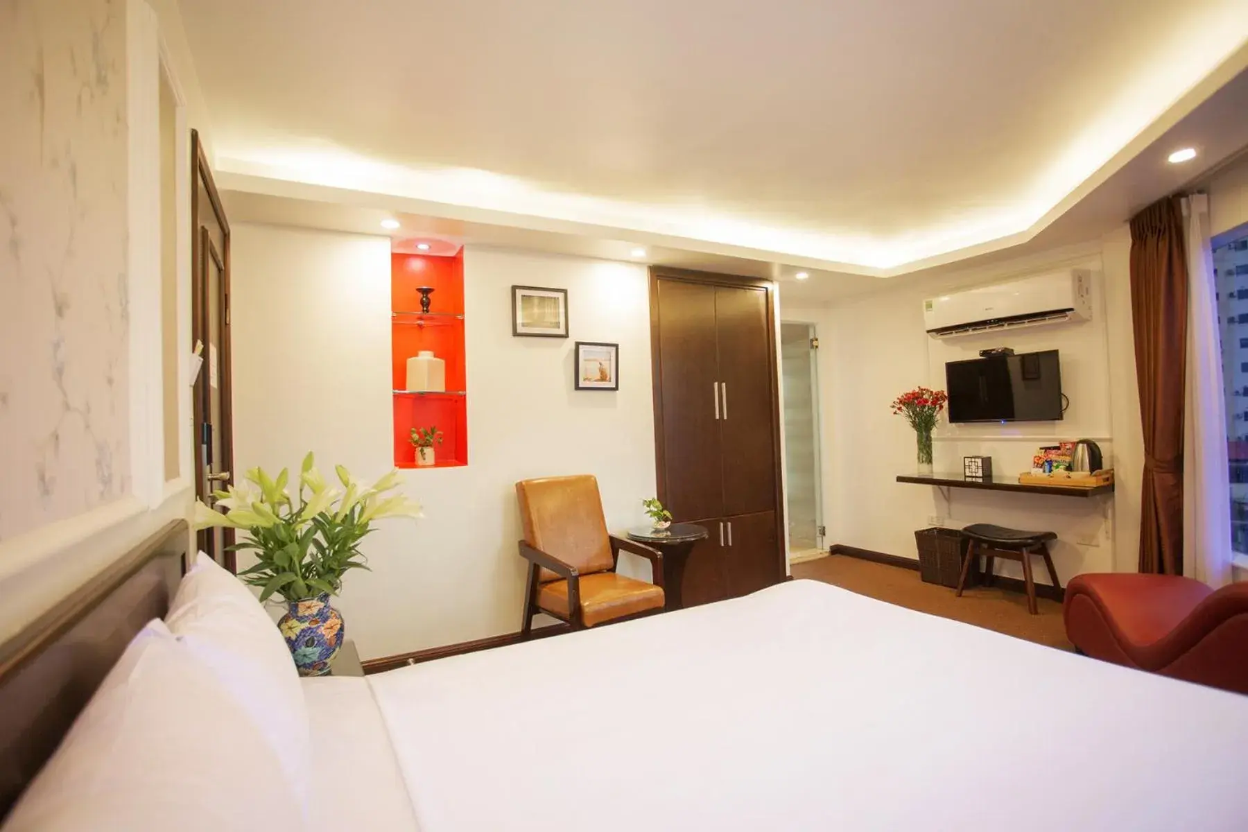 TV and multimedia, Bed in Dinh Hotel TV and multimedia, Bed in Dinh Hotel