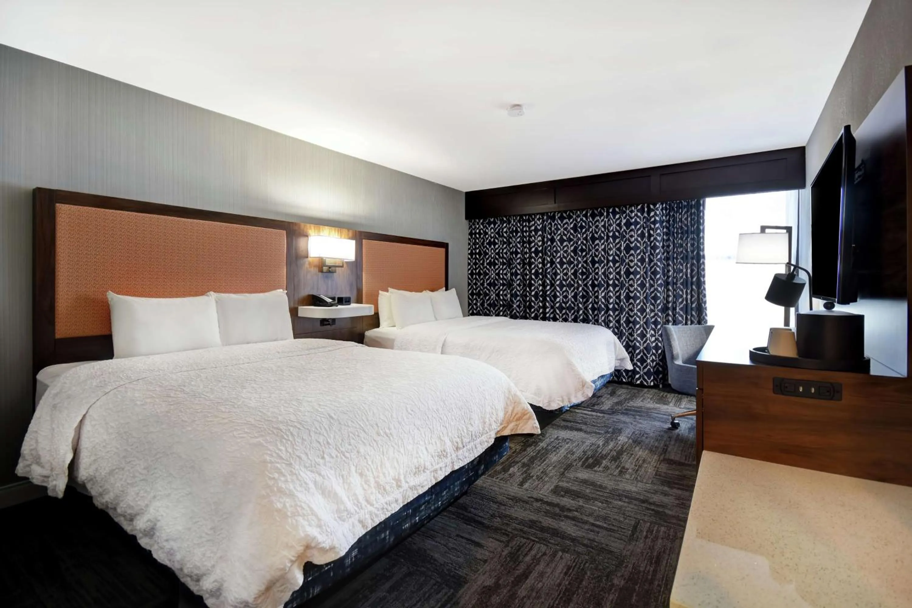 Photo of the whole room, Bed in Hampton Inn Lexington I-75