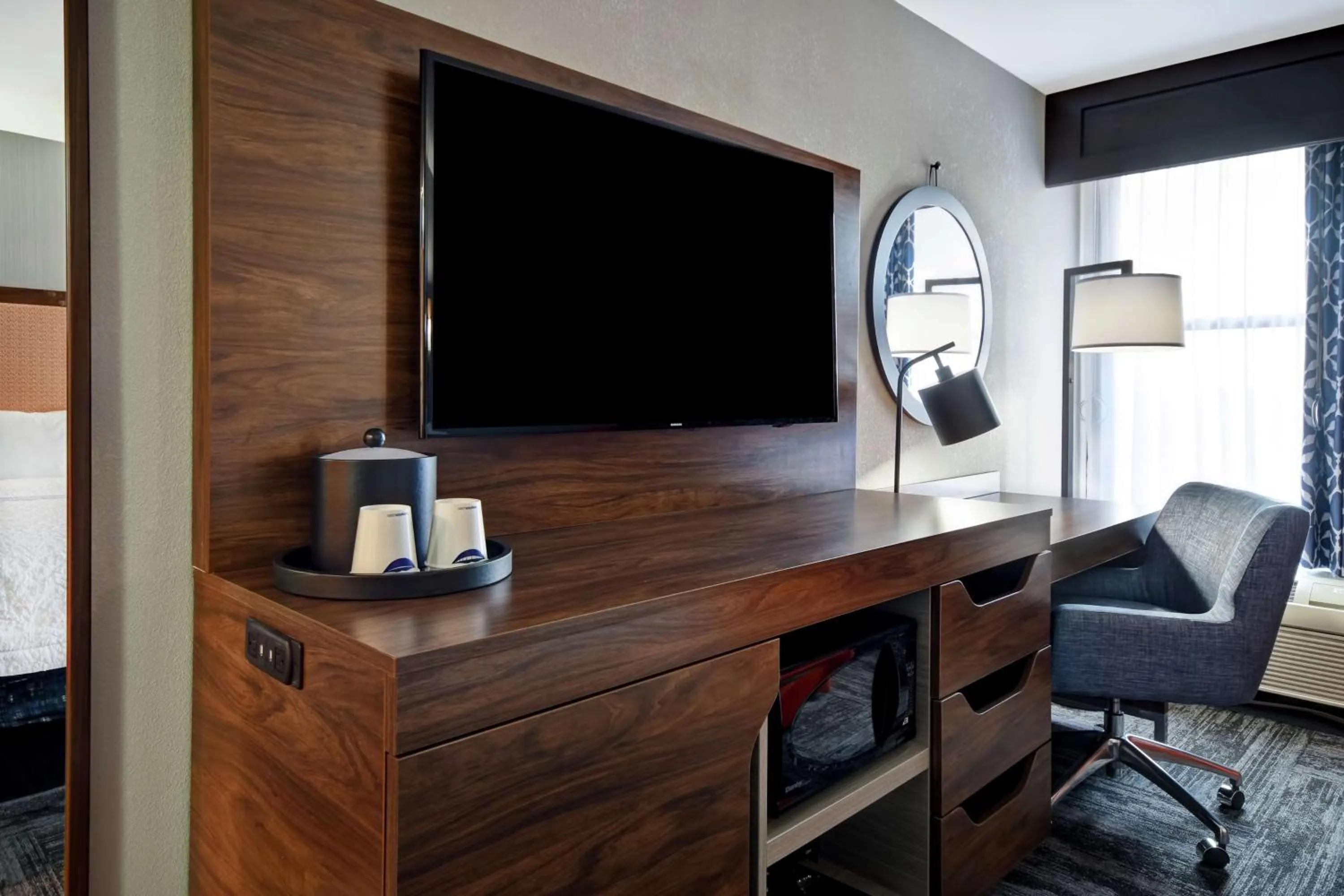 Photo of the whole room in Hampton Inn Lexington I-75