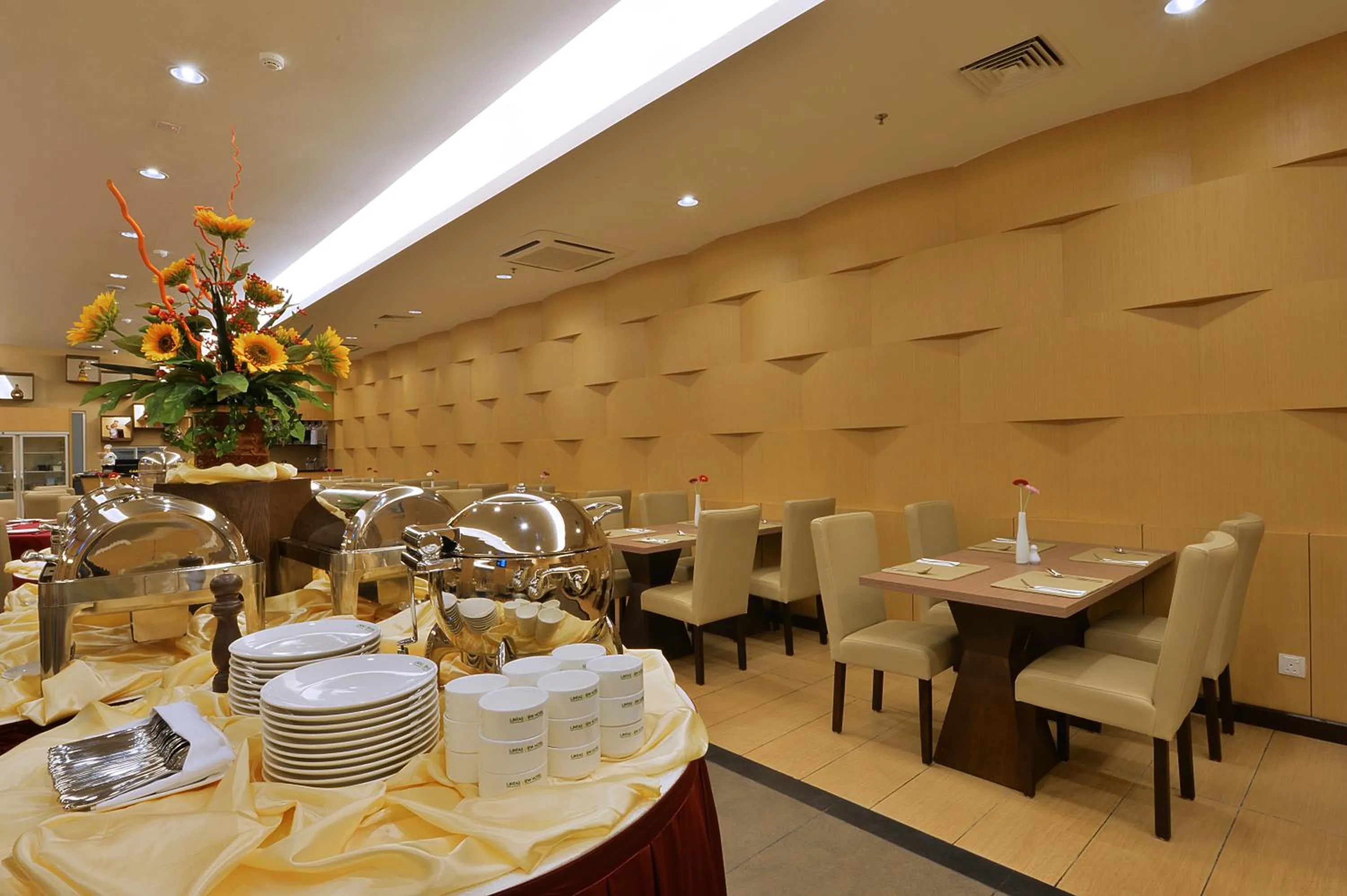 Restaurant/places to eat in Lintas View Hotel