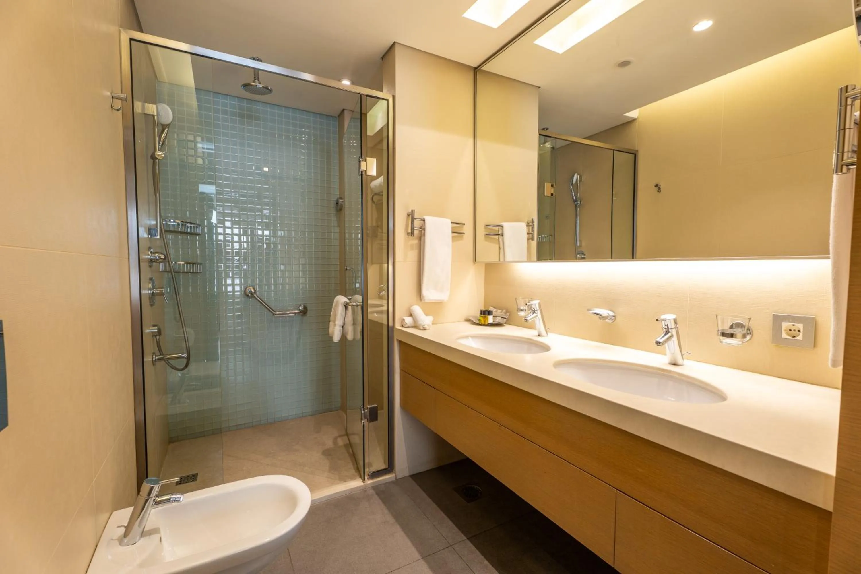 Shower in Saifi Suites Hotel