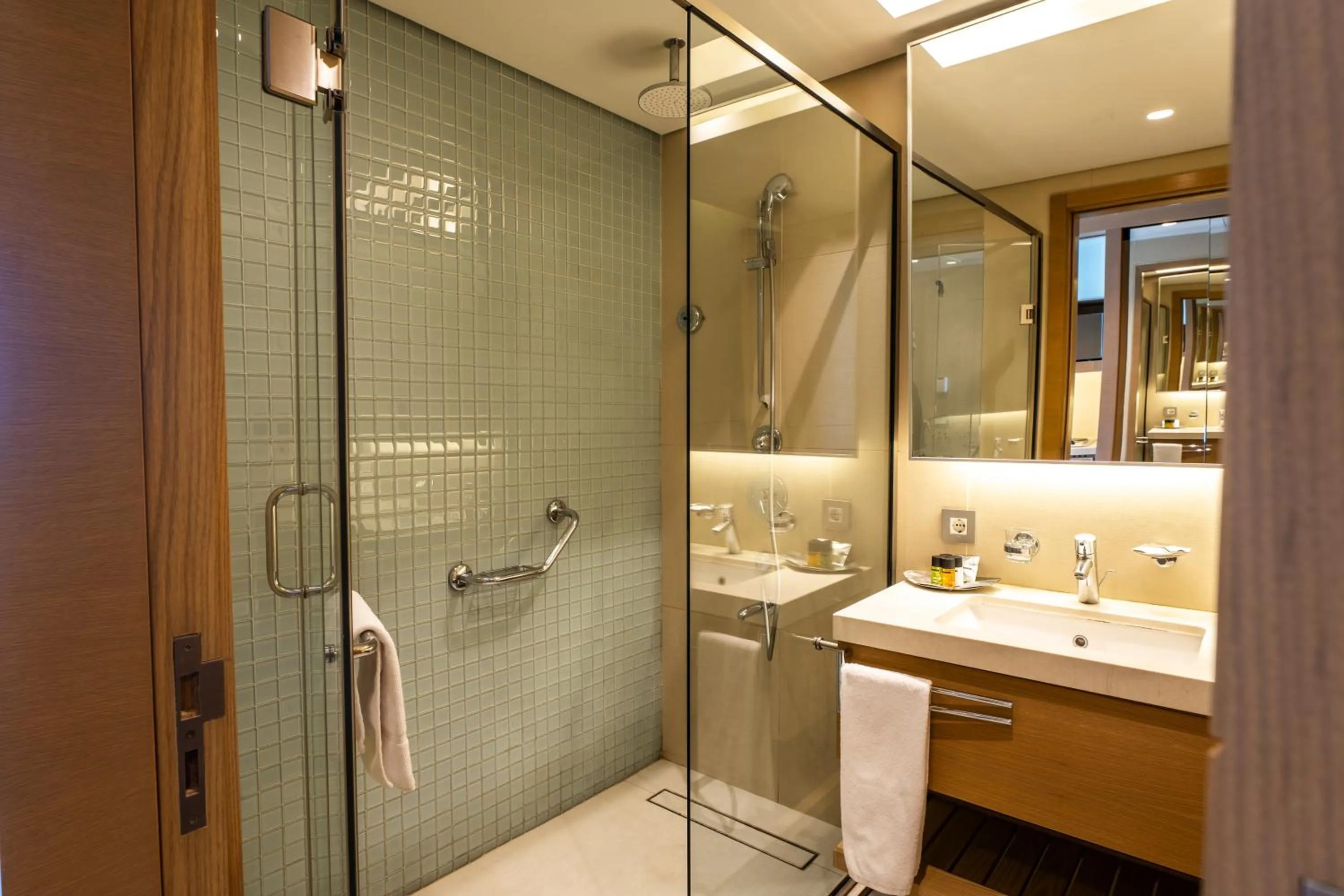 Shower in Saifi Suites Hotel