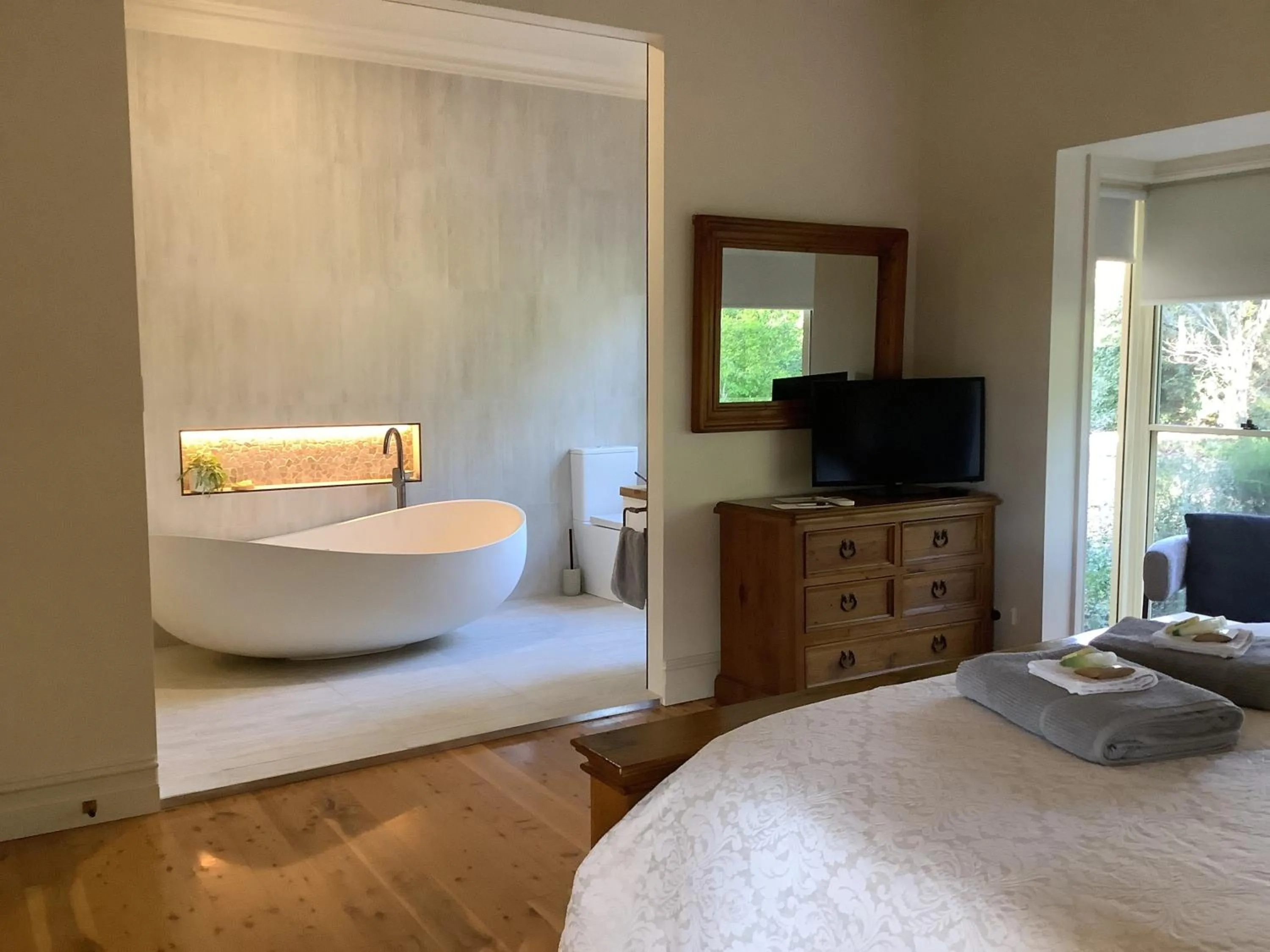 Bathroom, Bed in Pericoe Retreat