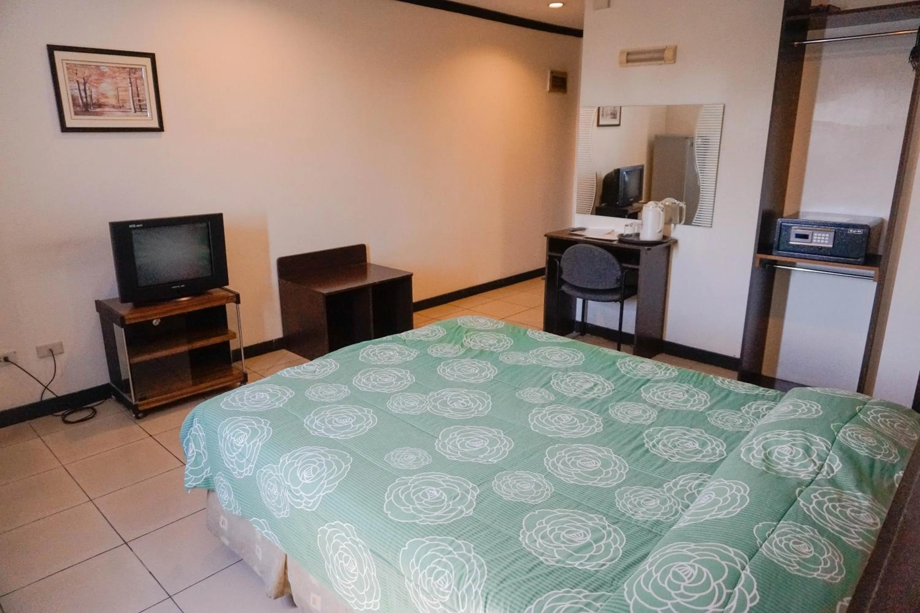 Photo of the whole room, Bed in Crowne Garden Hotel