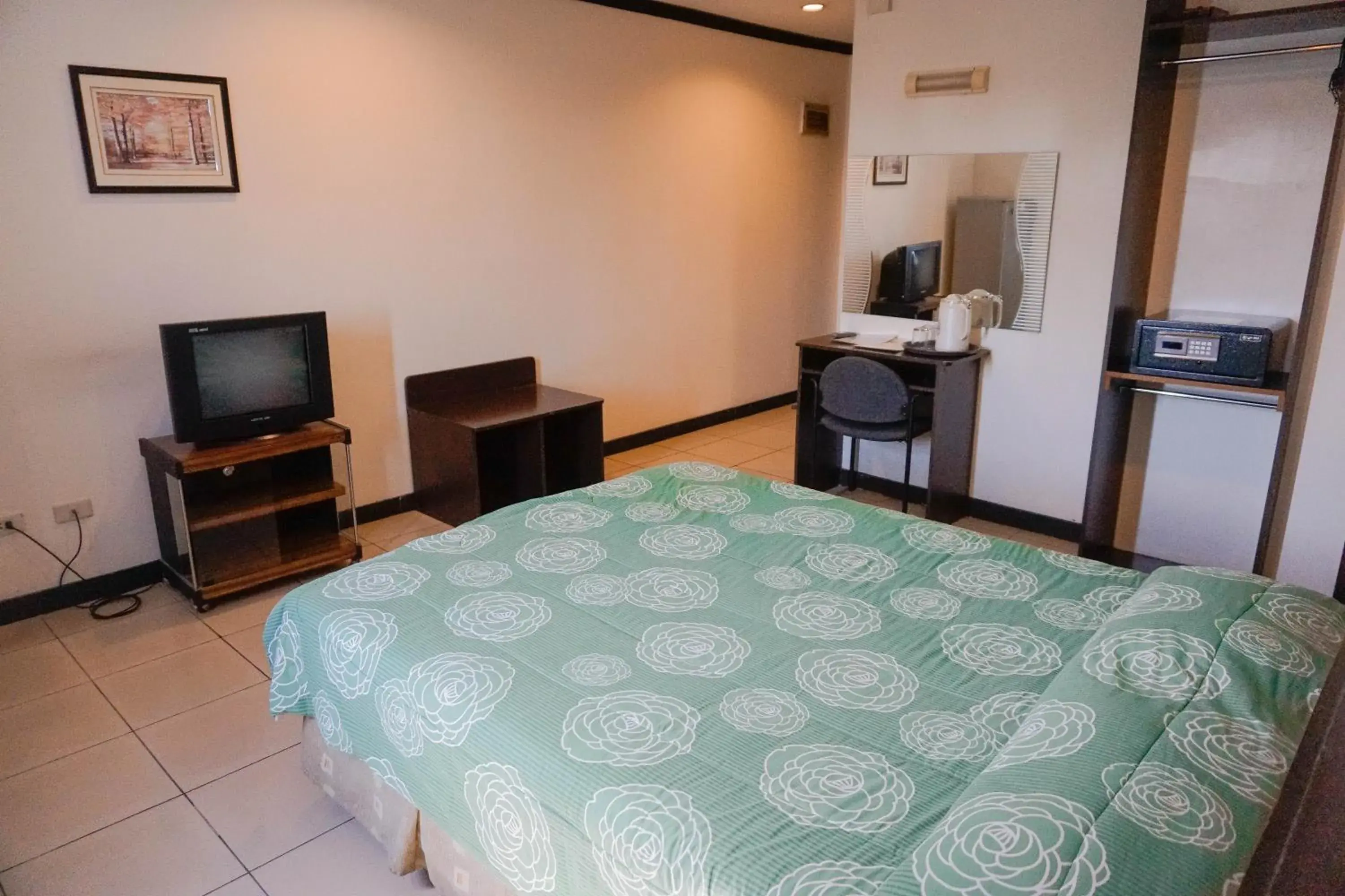 Photo of the whole room, Bed in Crowne Garden Hotel Photo of the whole room, Bed in Crowne Garden Hotel