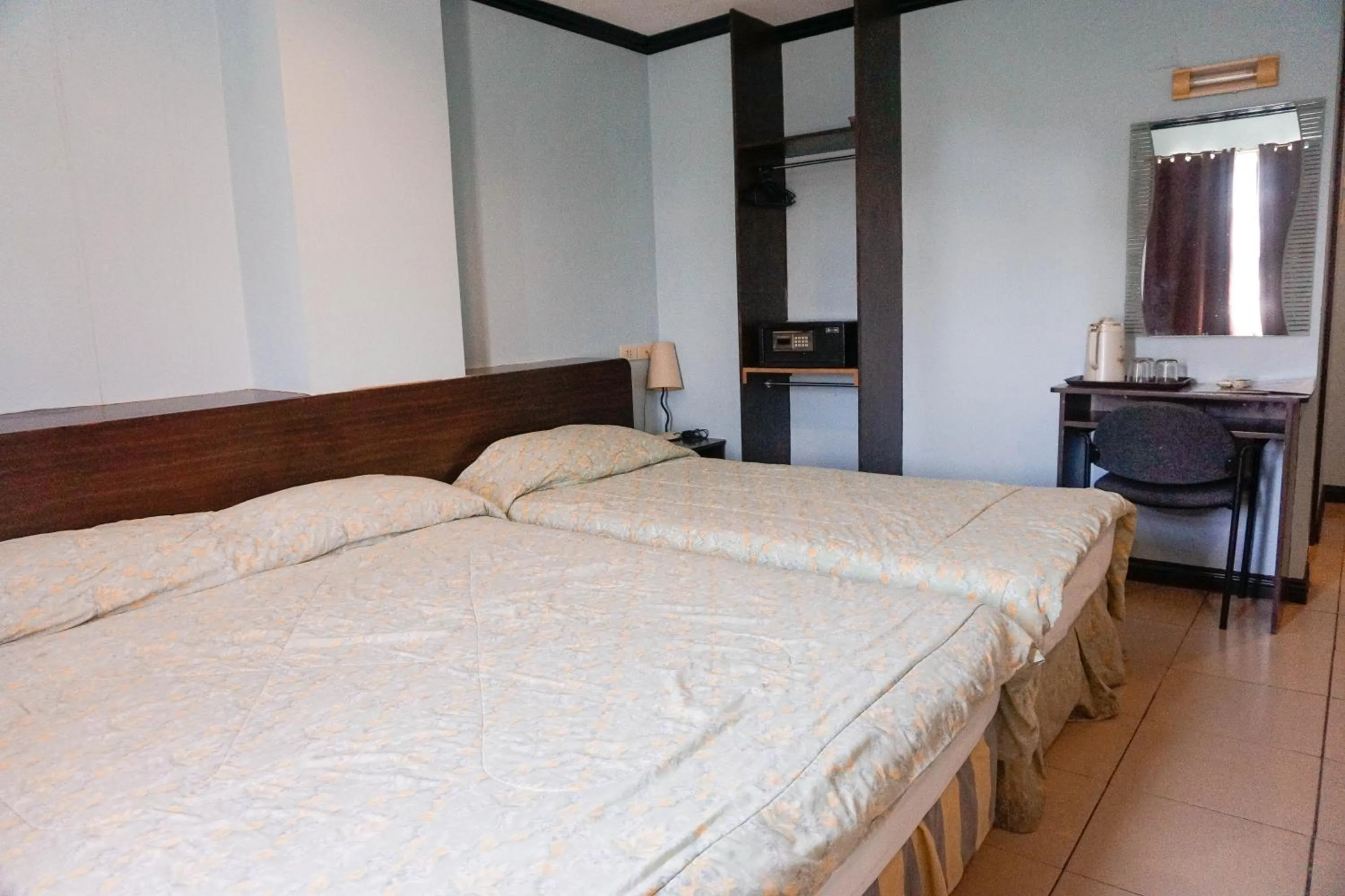 Photo of the whole room, Bed in Crowne Garden Hotel