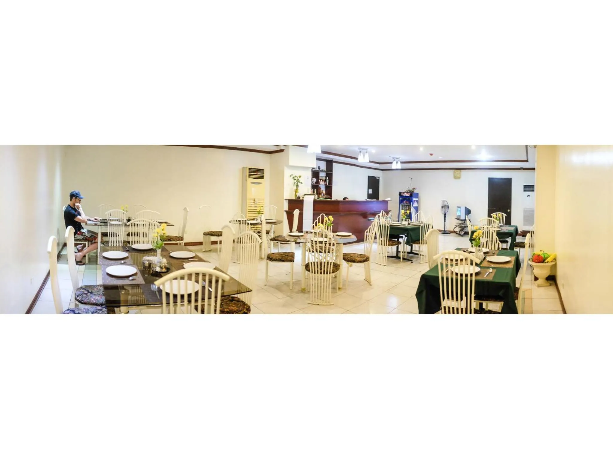 Restaurant/places to eat in Crowne Garden Hotel